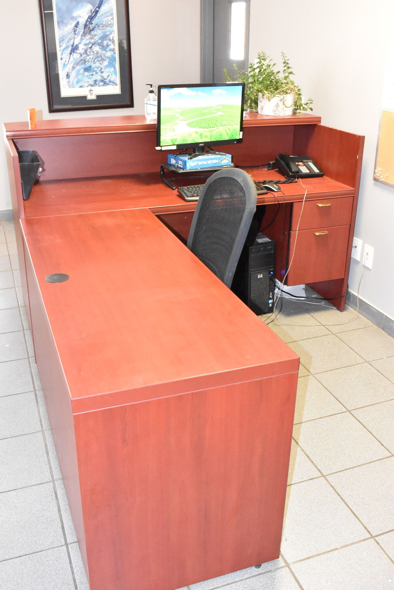 LOT/ CONTENTS OF WORK STATION CONSISTING OF L-SHAPED OFFICE DESK AND CHAIR (FURNITURE ONLY, NO - Image 2 of 2