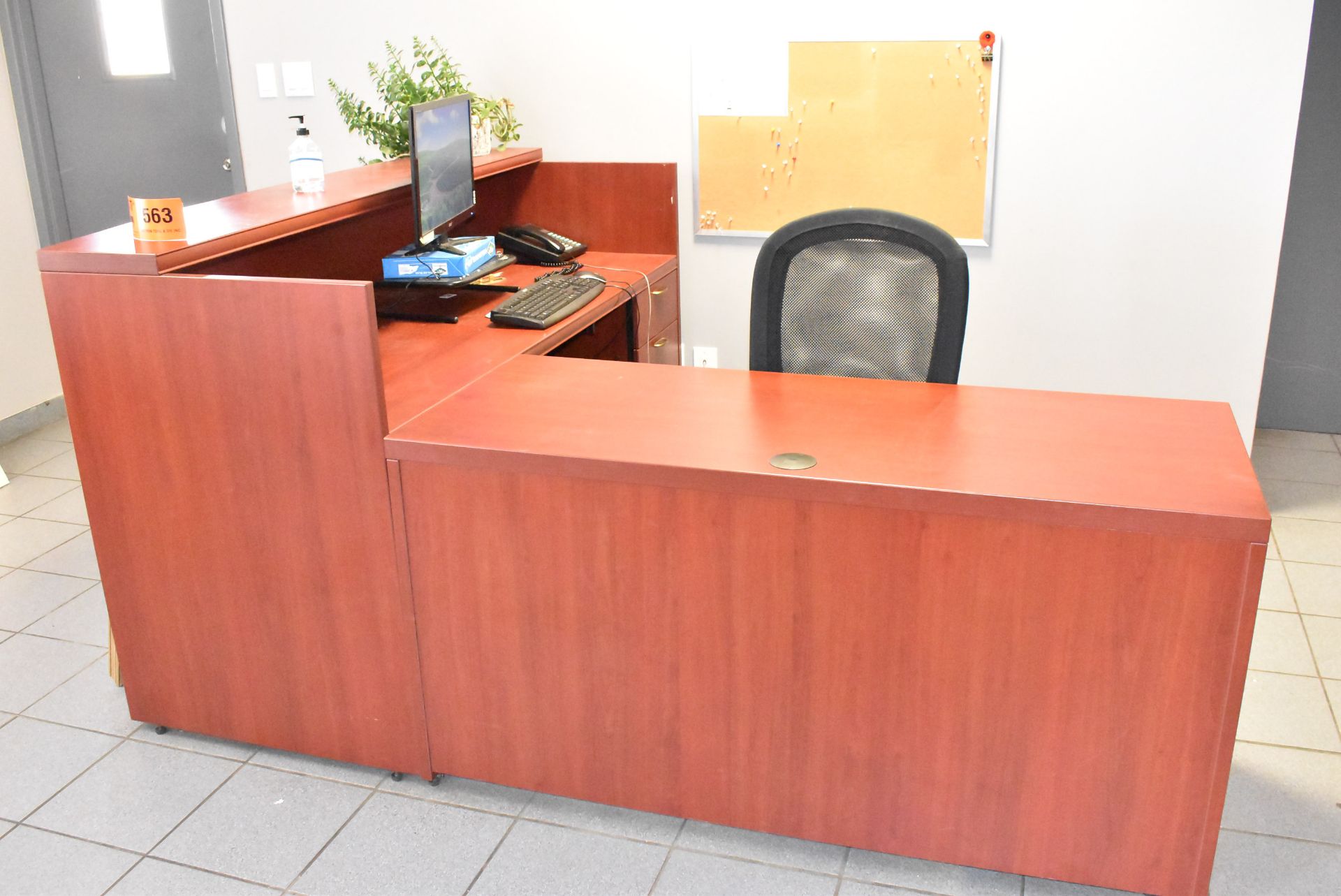 LOT/ CONTENTS OF WORK STATION CONSISTING OF L-SHAPED OFFICE DESK AND CHAIR (FURNITURE ONLY, NO