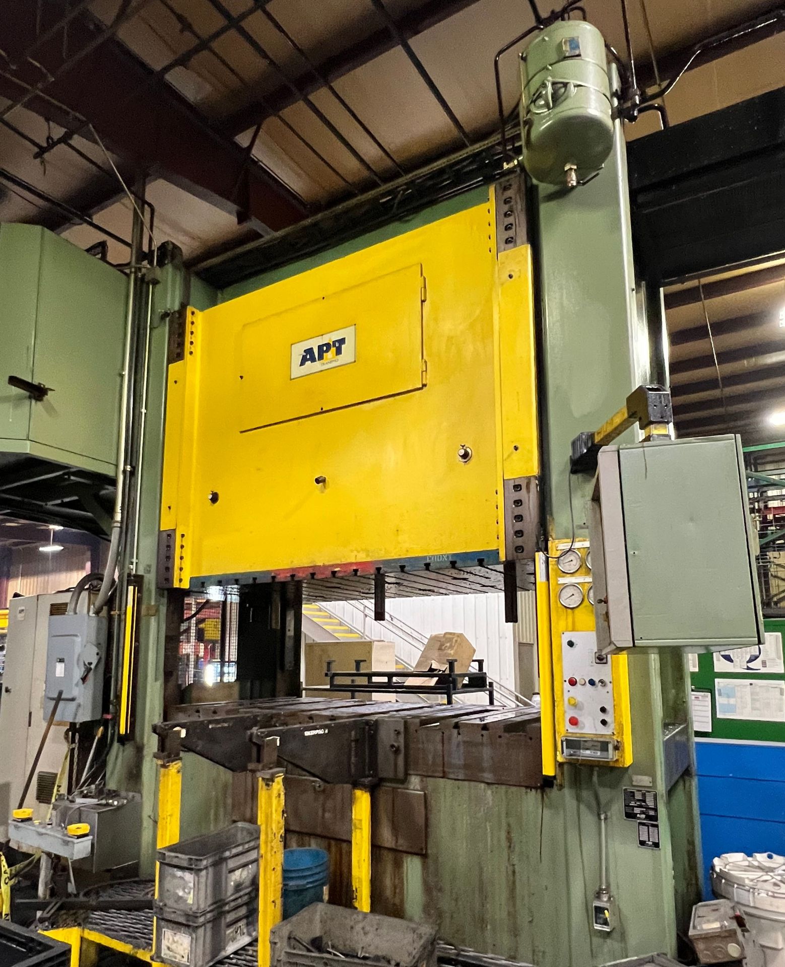 APT DPA-H-400-25 400 TON CAPACITY HYDRAULIC STRAIGHT SIDE STAMPING PRESS WITH 98.5" X 51.25"