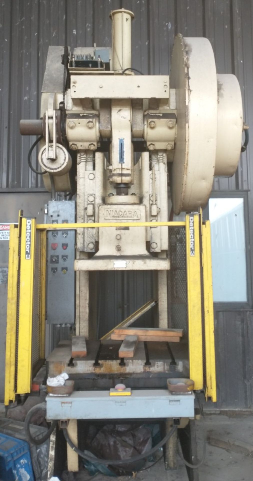 NIAGARA M-75 75 TON CAPACITY GAP FRAME PUNCH PRESS WITH 36" X 24" BED, 8" STROKE, 11" MAX. SHUT