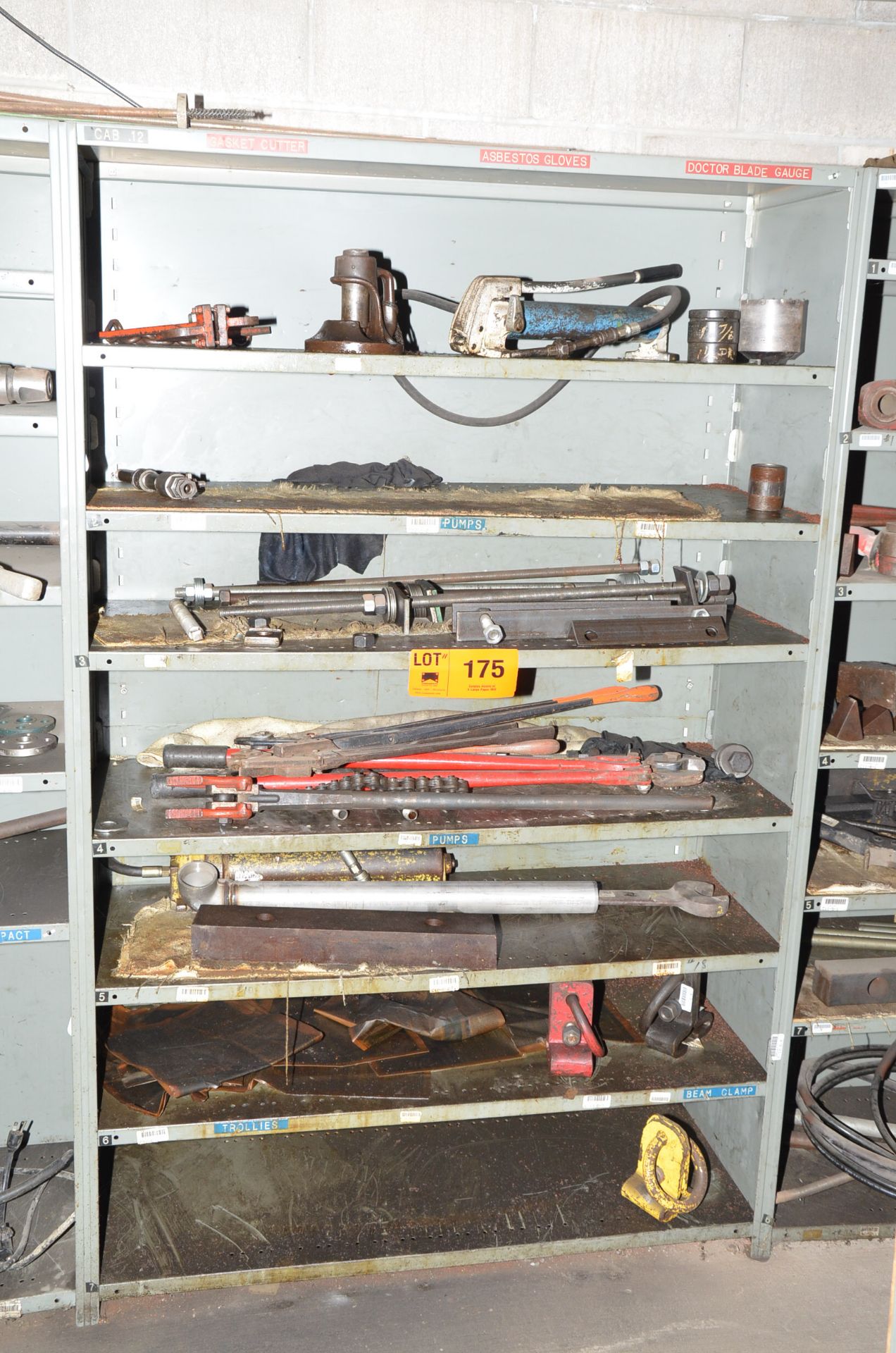 LOT/ CONTENTS OF SHELF - INCLUDING HYDRAULIC PUMPS, BOLT CUTTERS, STRAPPING TOOLS, PIPE CUTTERS [