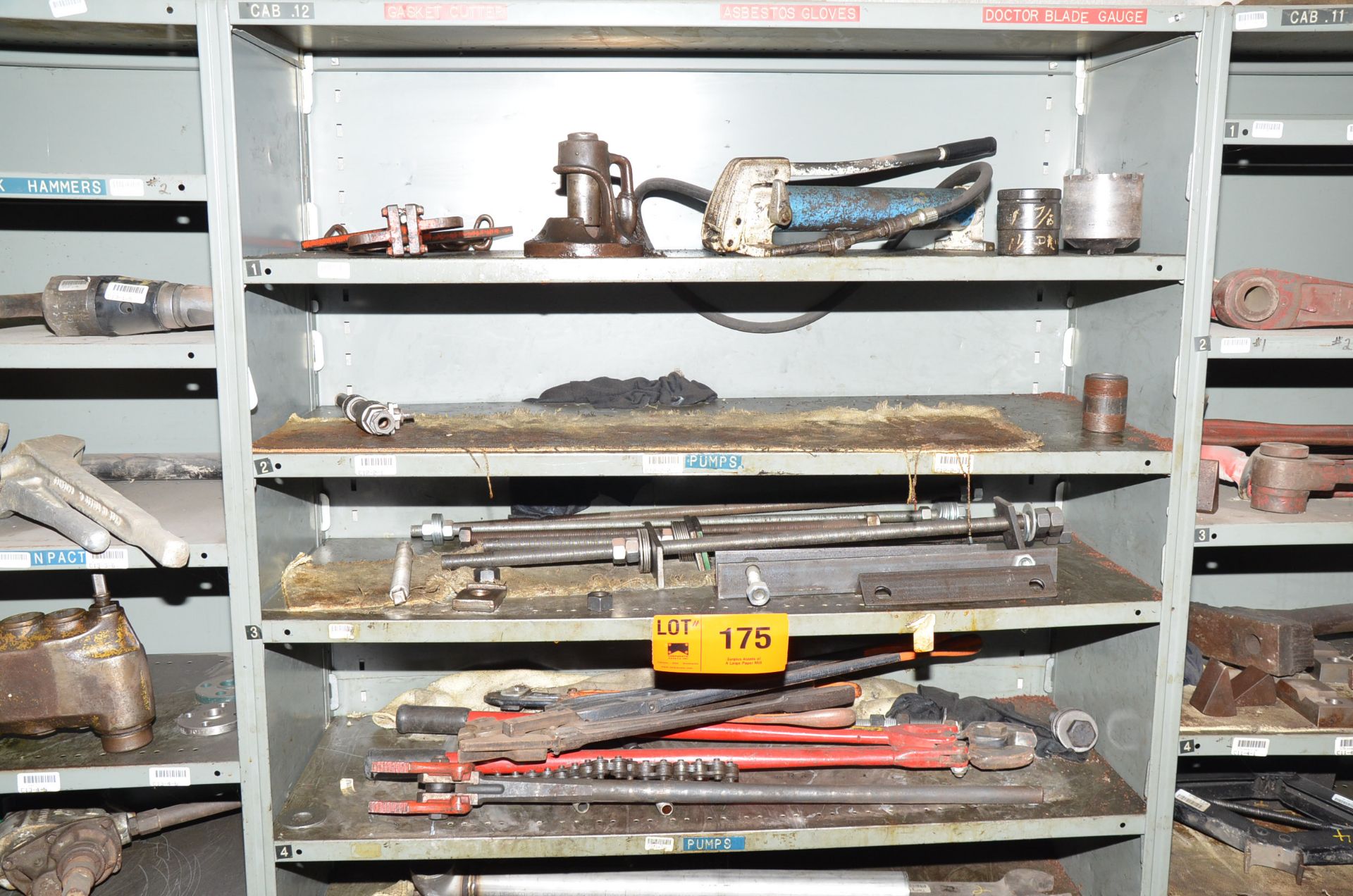 LOT/ CONTENTS OF SHELF - INCLUDING HYDRAULIC PUMPS, BOLT CUTTERS, STRAPPING TOOLS, PIPE CUTTERS [ - Image 2 of 3