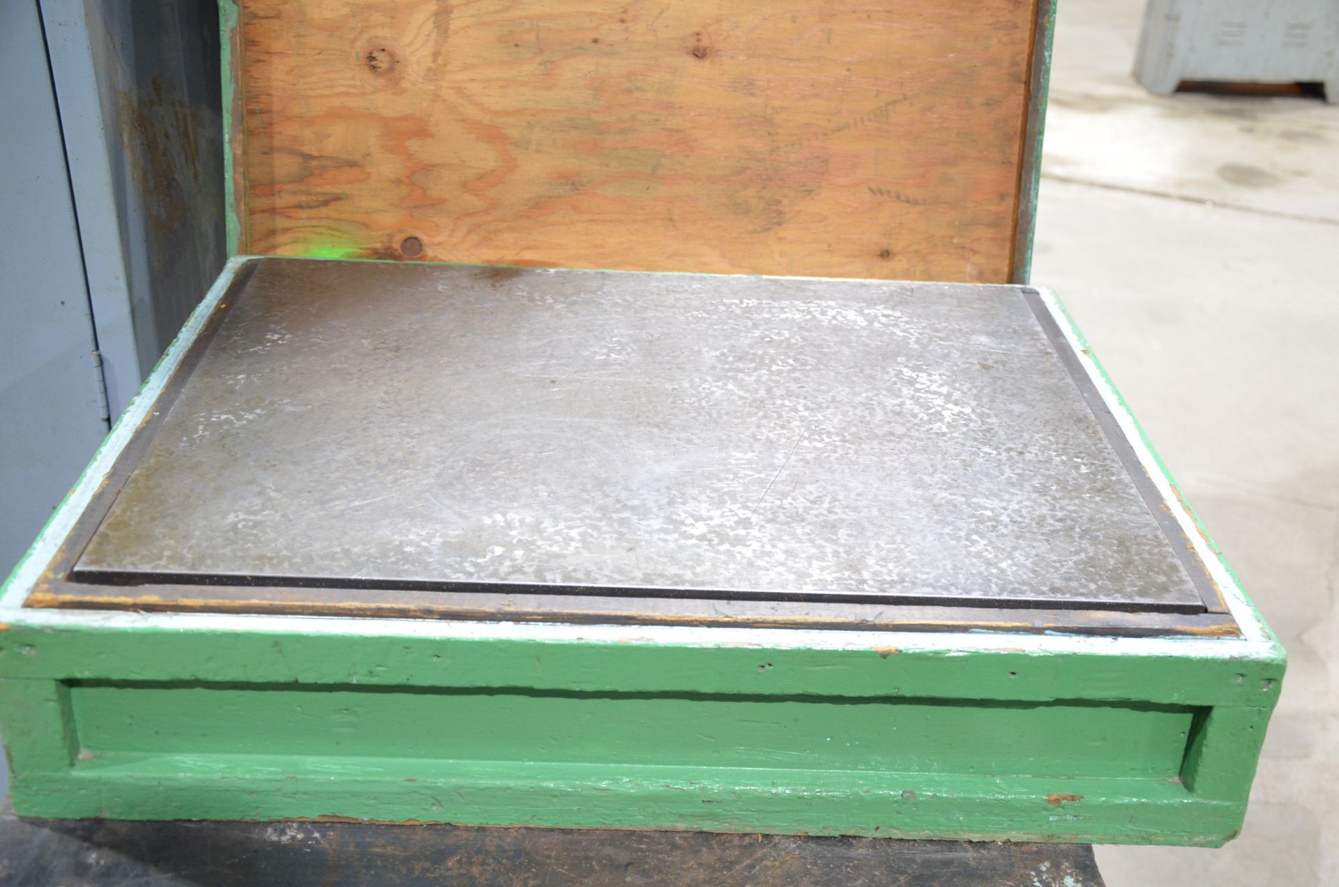 24" X 18" STEEL SETUP PLATE WITH CART [RIGGING FEE FOR LOT #82 - $TBD USD PLUS APPLICABLE TAXES] - Image 3 of 3