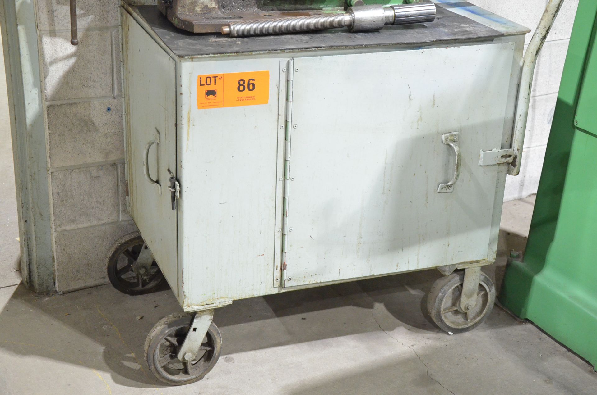 STEEL CART WITH BENCH VISE (DELAYED DELIVERY) [RIGGING FEE FOR LOT #86 - $TBD USD PLUS APPLICABLE