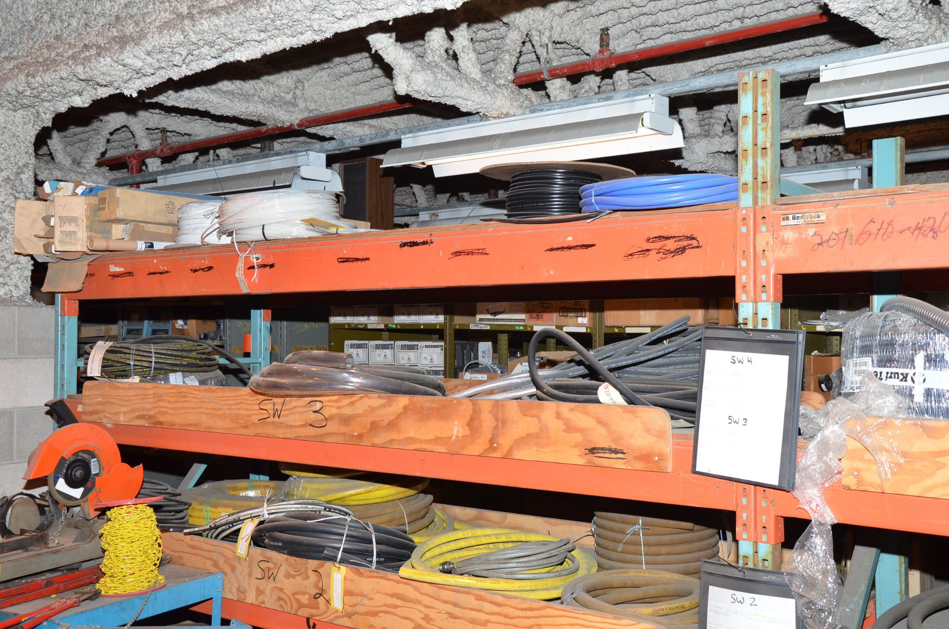 LOT/ CONTENTS OF RACK - INCLUDING PNEUMATIC & HYDRAULIC HOSE [RIGGING FEE FOR LOT #222 - $TBD USD - Image 9 of 10