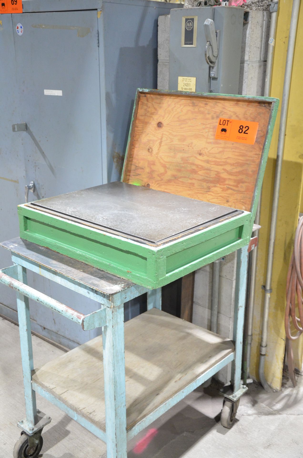 24" X 18" STEEL SETUP PLATE WITH CART [RIGGING FEE FOR LOT #82 - $TBD USD PLUS APPLICABLE TAXES] - Image 2 of 3