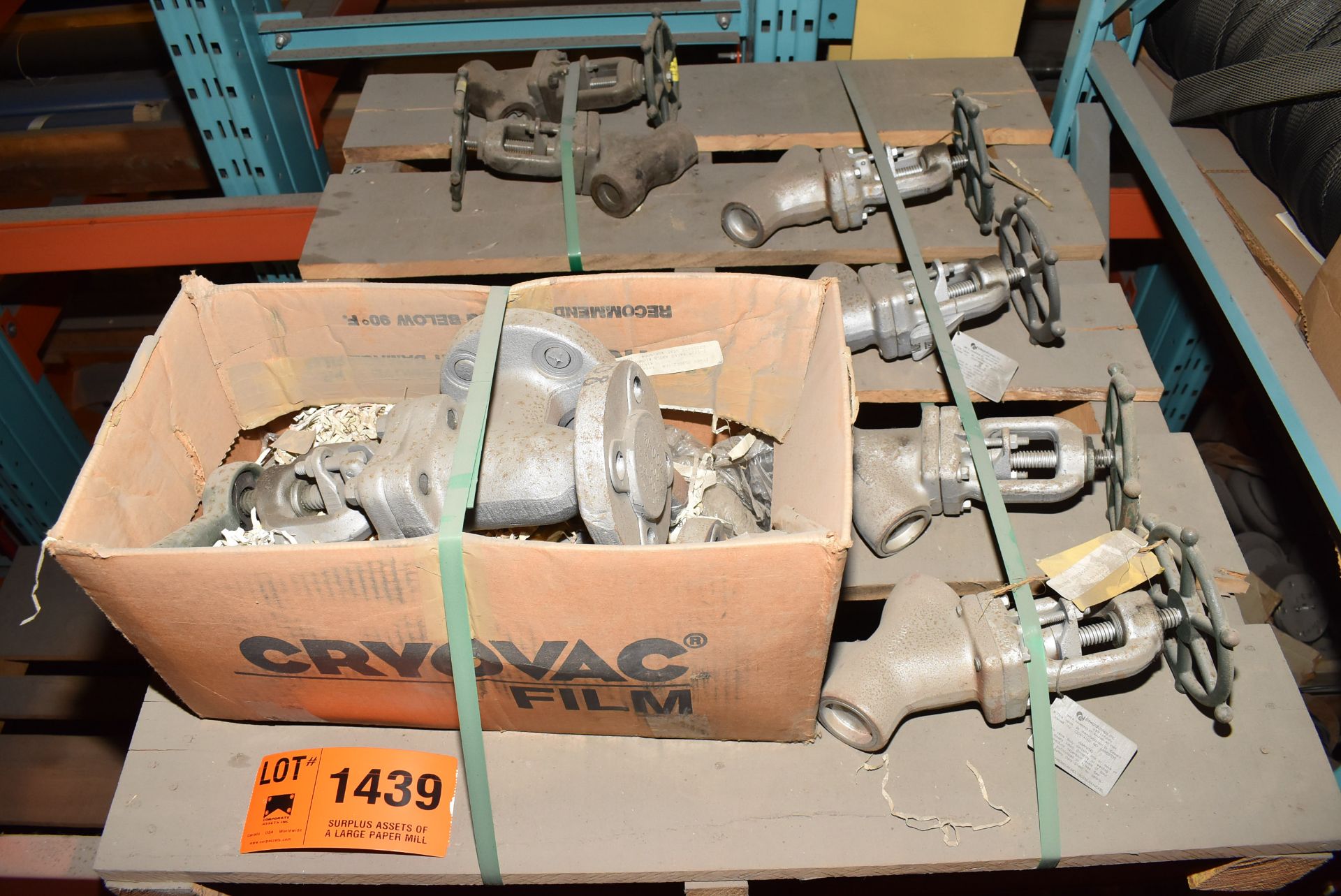 LOT/ 1.5" GLOBE VALVES [RIGGING FEE FOR LOT #1439 - $25 USD PLUS APPLICABLE TAXES]