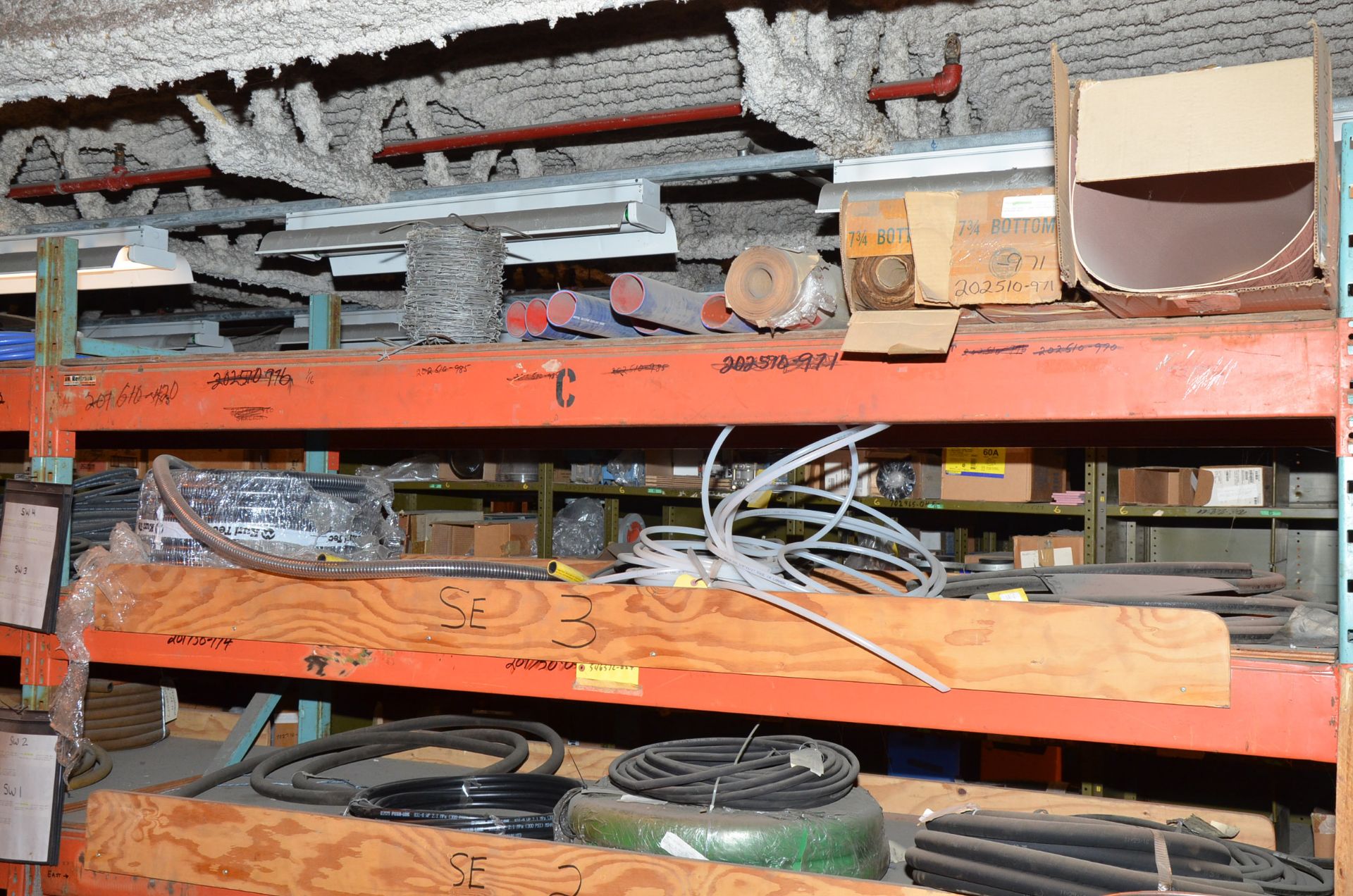 LOT/ CONTENTS OF RACK - INCLUDING PNEUMATIC & HYDRAULIC HOSE [RIGGING FEE FOR LOT #222 - $TBD USD - Image 8 of 10