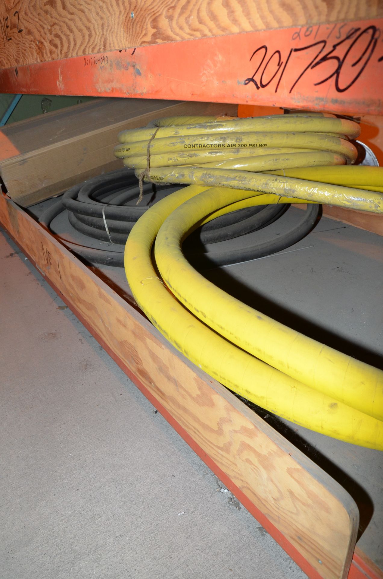 LOT/ CONTENTS OF RACK - INCLUDING PNEUMATIC & HYDRAULIC HOSE [RIGGING FEE FOR LOT #222 - $TBD USD - Image 7 of 10