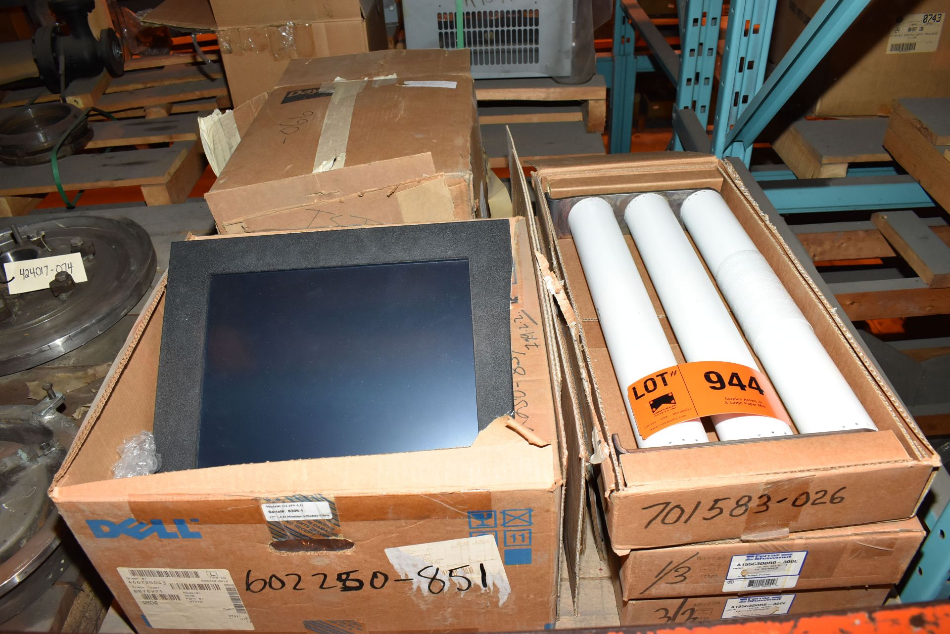 LOT/ (1) DELL 17" LCD MONITOR WITH SAFETY GLASS, (3) FERRAZ SHAWMUT CL-14 SERIES 300E/15.5K AMP-TRAP