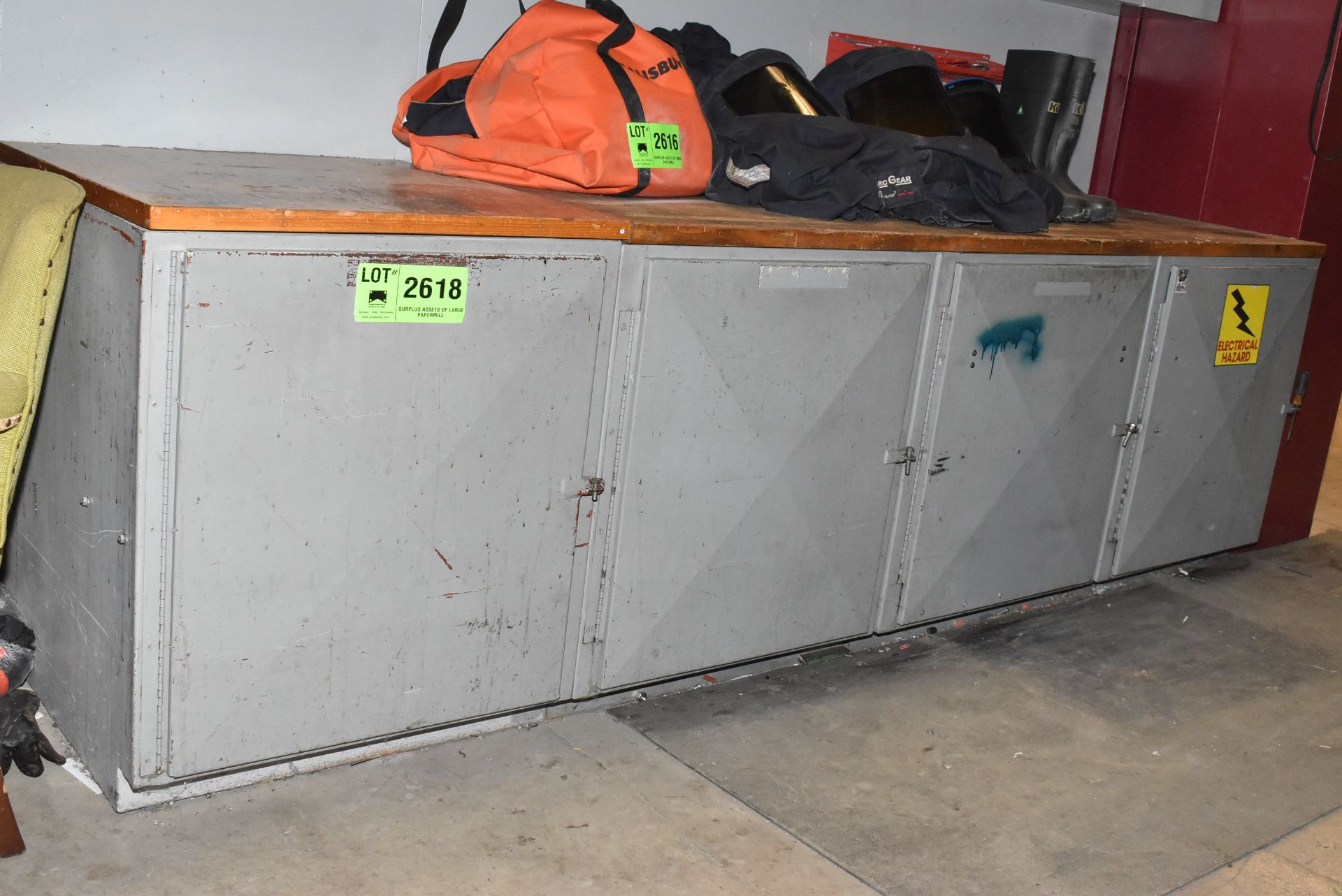 4 DOOR WOOD TOP WORK COUNTER (DELAYED DELIVERY) [RIGGING FEE FOR LOT #2618 - $TBD USD PLUS