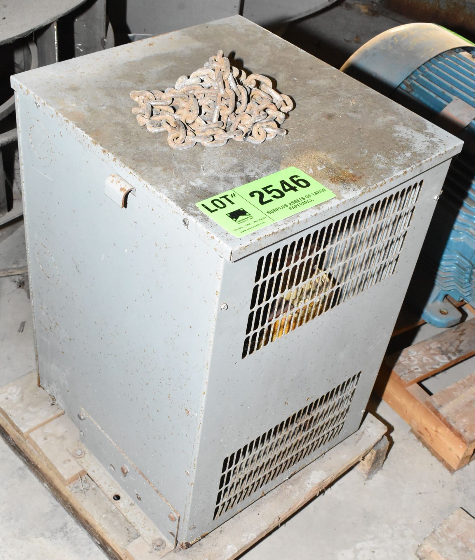 HAMMOND 15 KVA TRANSFORMER WITH 600HV/120-240LV/1PH/60HZ [RIGGING FEE FOR LOT #2546 - $25 USD PLUS