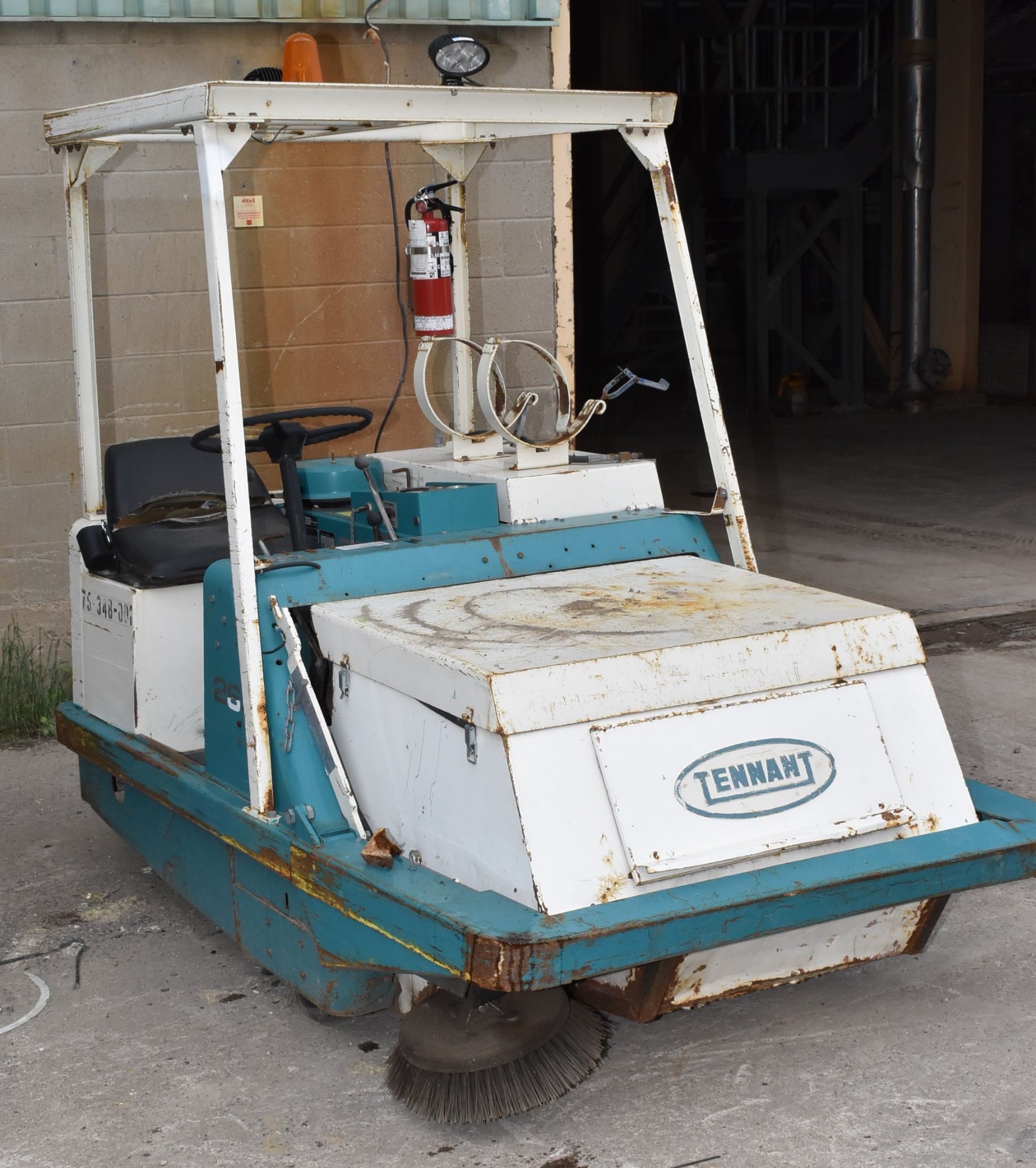 TENNANT 265 RIDE-ON LPG FLOOR SCRUBBER, S/N: 7390(PROPANE TANK NOT INCLUDED) [RIGGING FEE FOR LOT # - Image 3 of 10