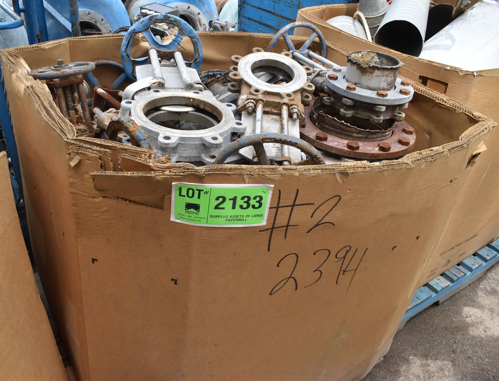 LOT/ GAYLORD WITH CONTENTS - KNIFE VALVES - VARIOUS SIZES [RIGGING FEE FOR LOT #2133 - $25 USD