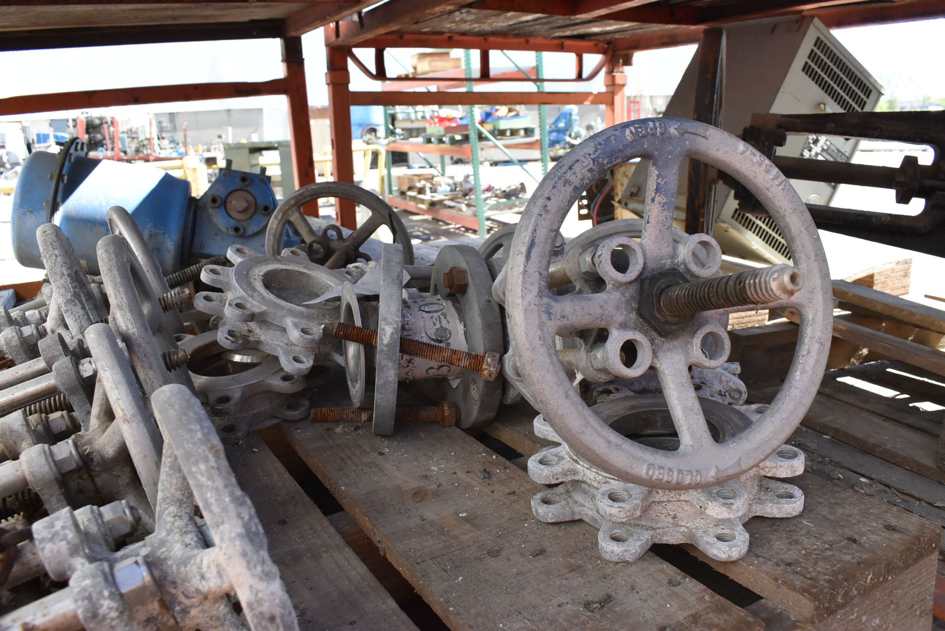 LOT/ CONTENTS OF SHELF - SKID WITH MFG. UNKNOWN 3" KNIFE VALVES, SKID WITH ACTUATED BUTTERFLY - Image 4 of 4