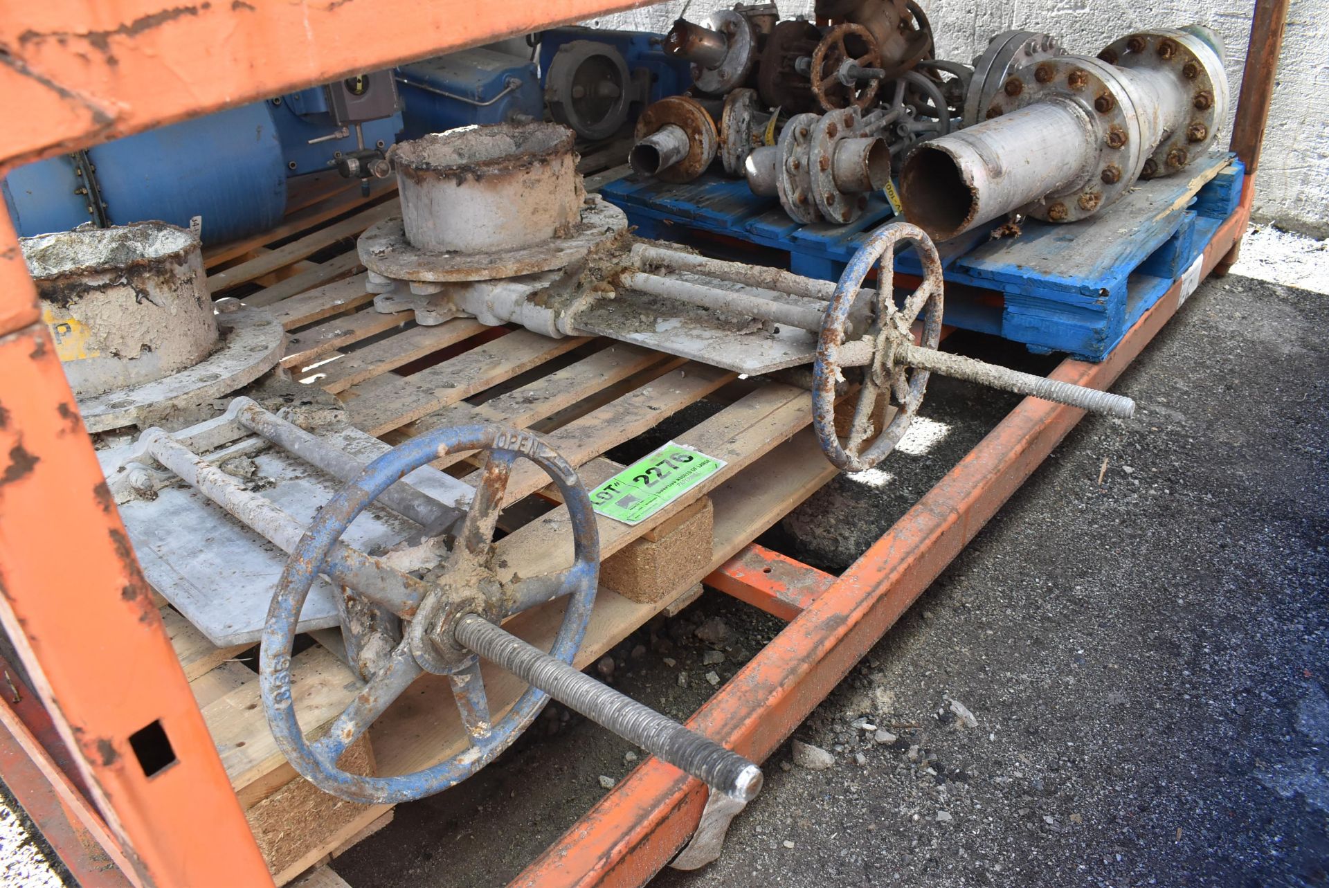 LOT/ CONTENTS OF SHELF - (2) MFG. UNKNOWN 12" KNIFE VALVES, SKID WITH BUTTERFLY & KNIFE VALVES -