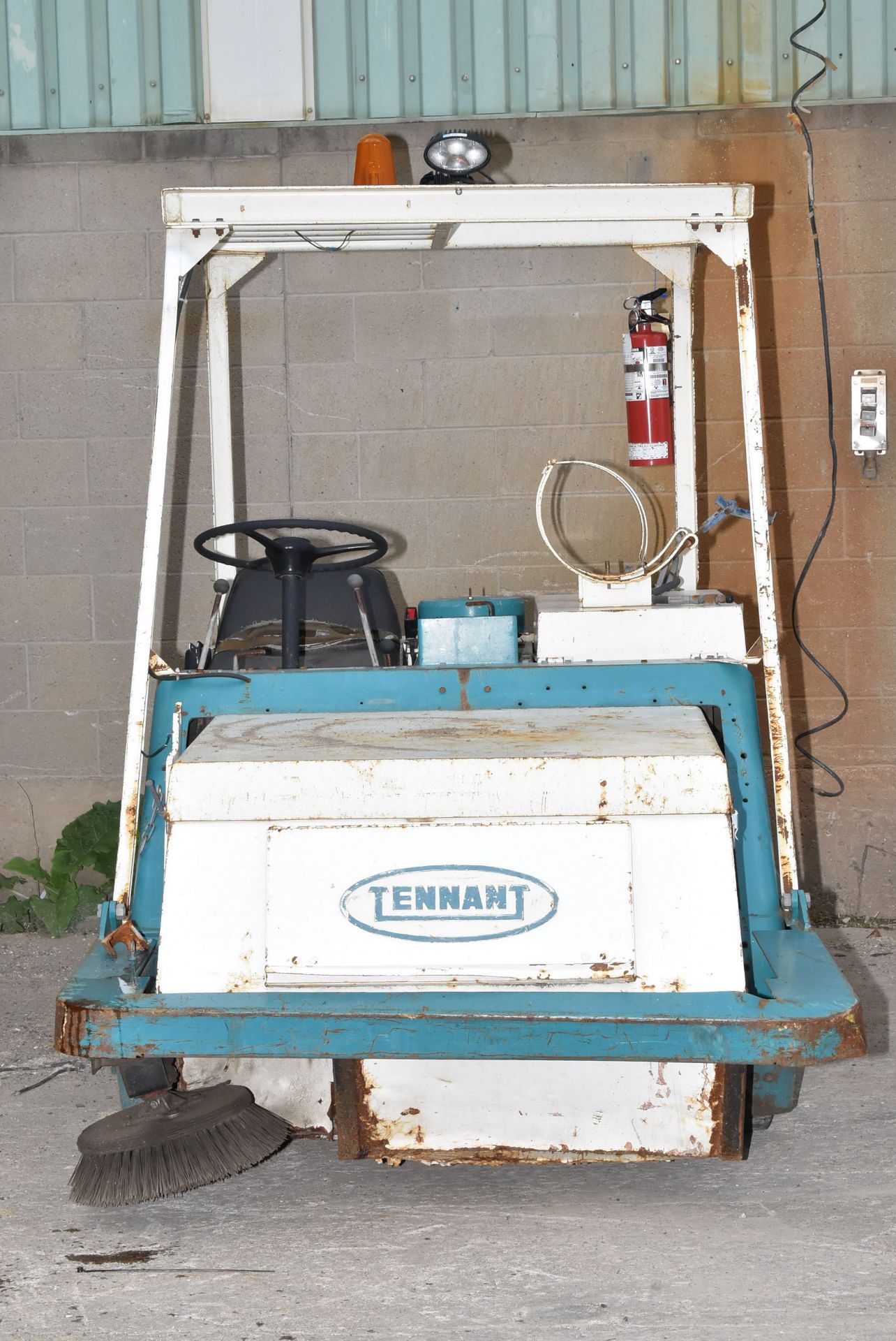 TENNANT 265 RIDE-ON LPG FLOOR SCRUBBER, S/N: 7390(PROPANE TANK NOT INCLUDED) [RIGGING FEE FOR LOT # - Image 2 of 10