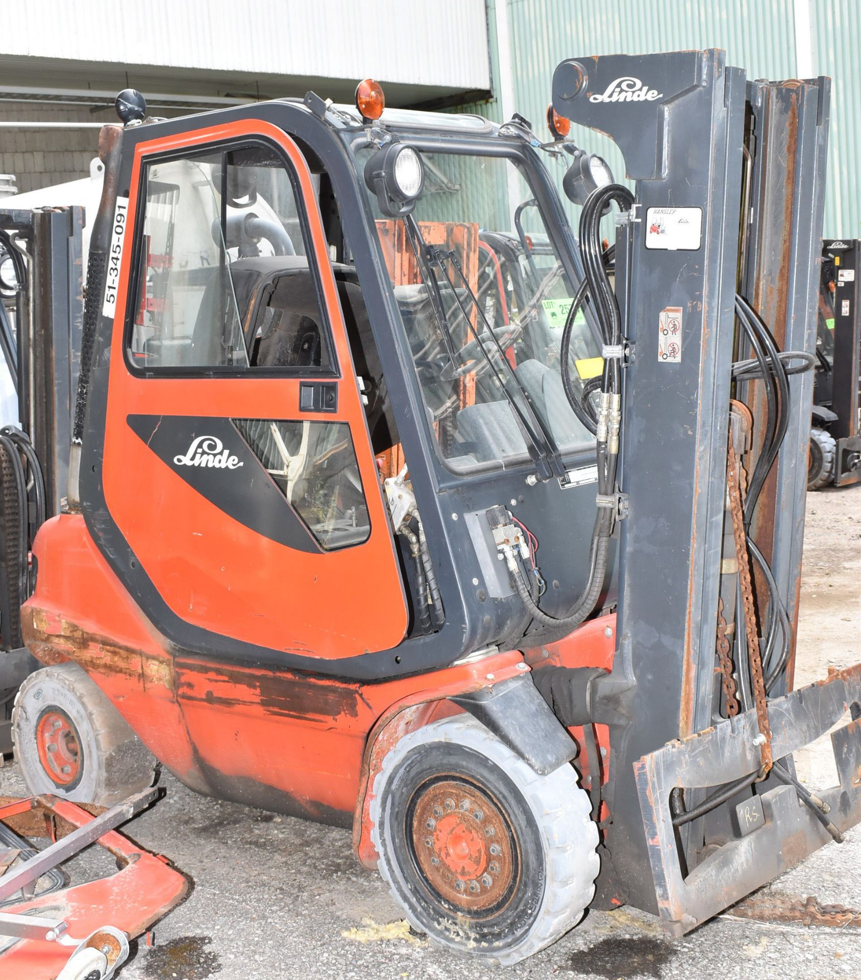 LINDE H25T 3,475 LB. CAPACITY LPG FORKLIFT WITH 183" MAX. LIFT HEIGHT, 2-STAGE MAST, MULTI-SURFACE - Image 2 of 8