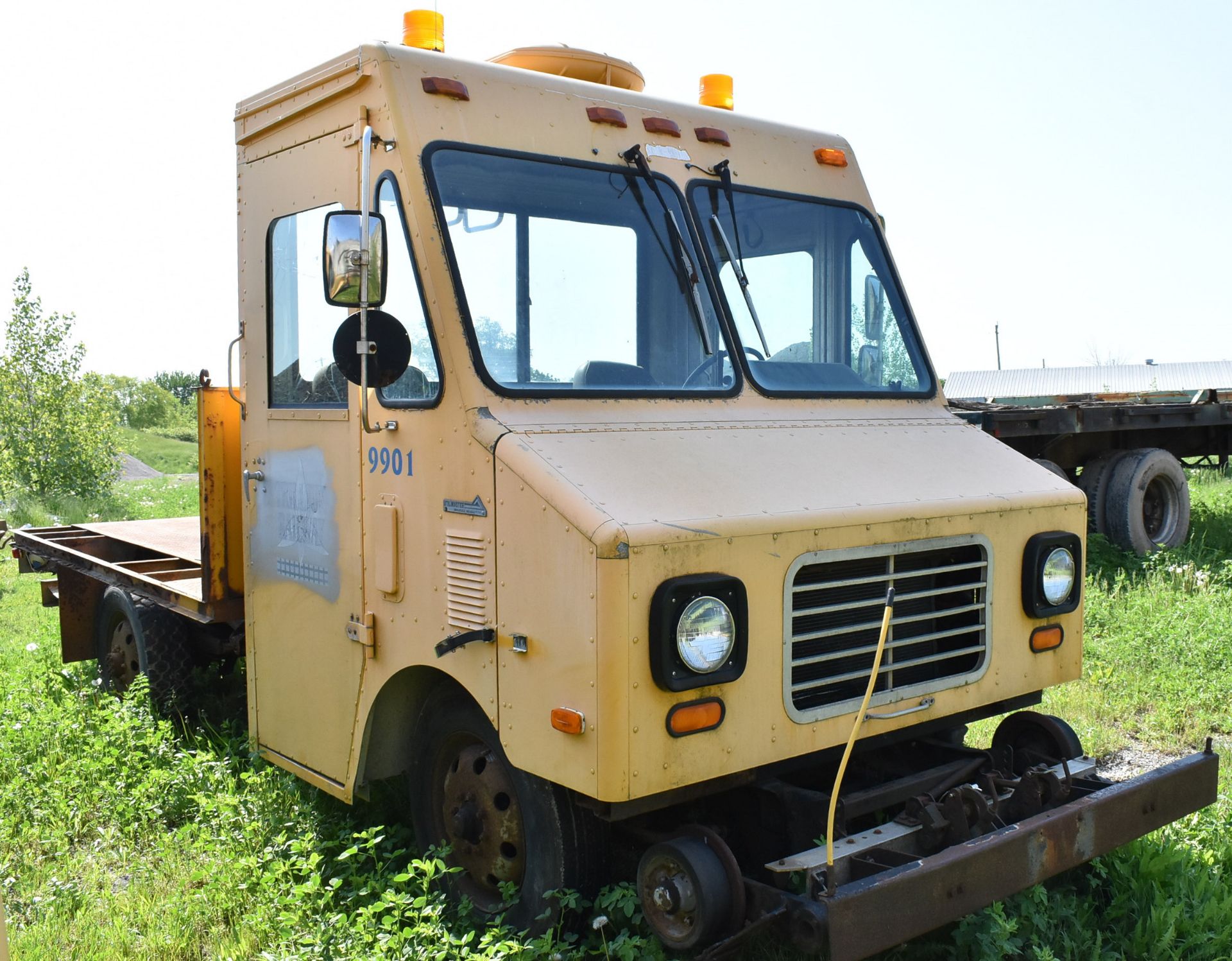 CHEVROLET P-SERIES STEP VAN WITH 5.7L 8 CYLINDER GASOLINE ENGINE, AUTOMATIC TRANSMISSION, RWD, - Image 2 of 9