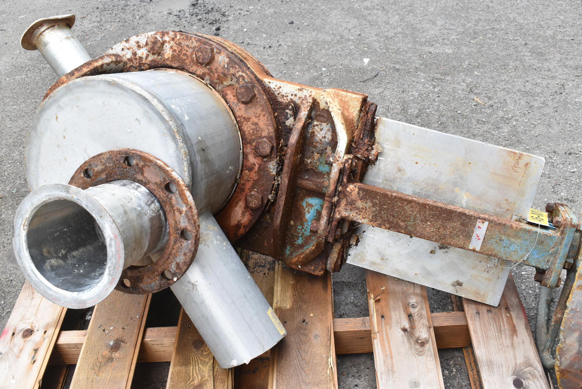 LOT/ DEZURIK 14" KNIFE VALVE WITH PIPING [RIGGING FEE FOR LOT #2057 - $25 USD PLUS APPLICABLE - Image 2 of 2