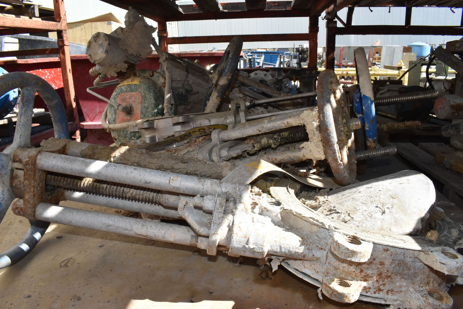 LOT/ CONTENTS OF SHELF - SKID WITH KNIFE VALVES & FISHER ACTUATED VALVE, SKID WITH FISHER & NELES - Image 3 of 6