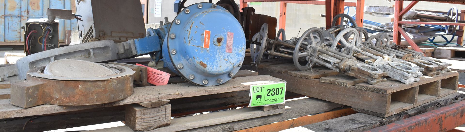 LOT/ CONTENTS OF SHELF - SKID WITH MFG. UNKNOWN 3" KNIFE VALVES, SKID WITH ACTUATED BUTTERFLY