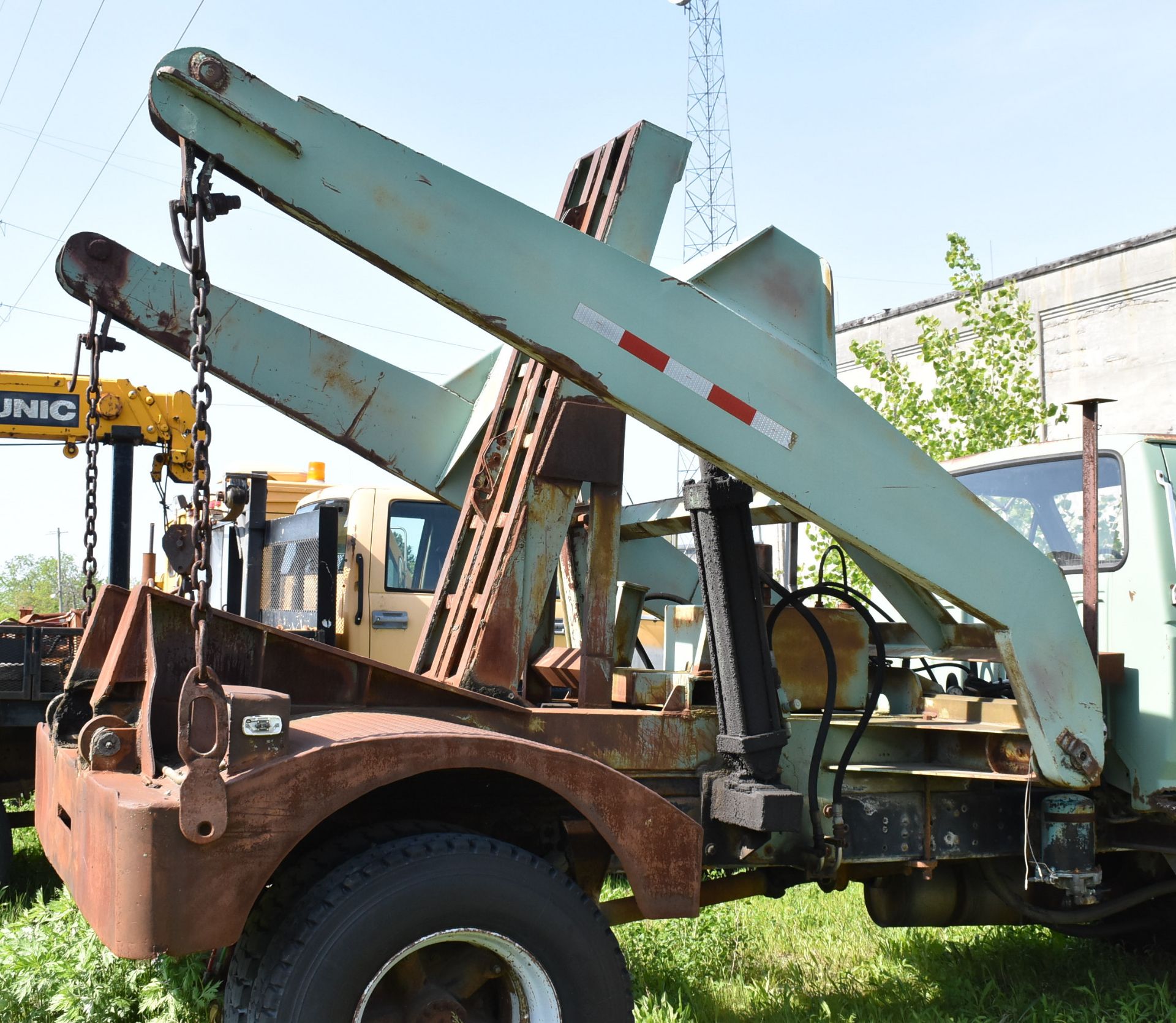 FORD F-800 TRUCK WITH DETROIT DIESEL 8.2L 8 CYLINDER ENGINE, MANUAL TRANSMISSION, RWD, SNOW PLOW - Image 3 of 10