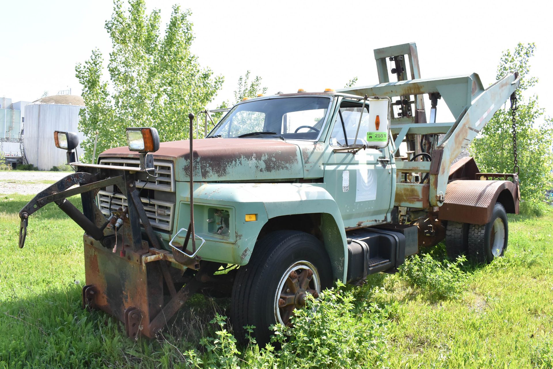 FORD F-800 TRUCK WITH DETROIT DIESEL 8.2L 8 CYLINDER ENGINE, MANUAL TRANSMISSION, RWD, SNOW PLOW