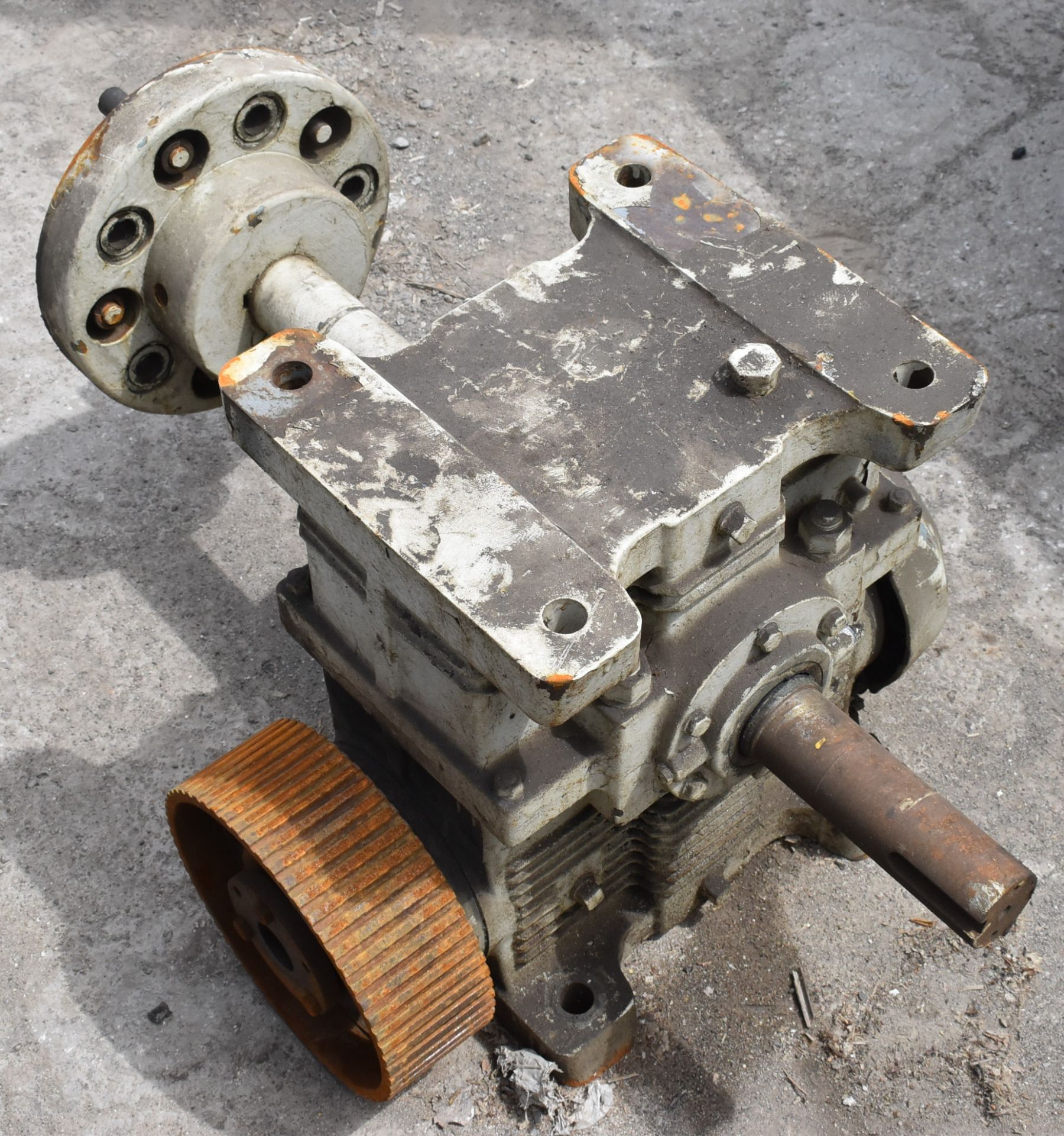 LOT/ GM DETROIT DIESEL ENGINE & MFG. UNKNOWN GEARBOX [RIGGING FEE FOR LOT #2407 - $25 USD PLUS - Image 5 of 5