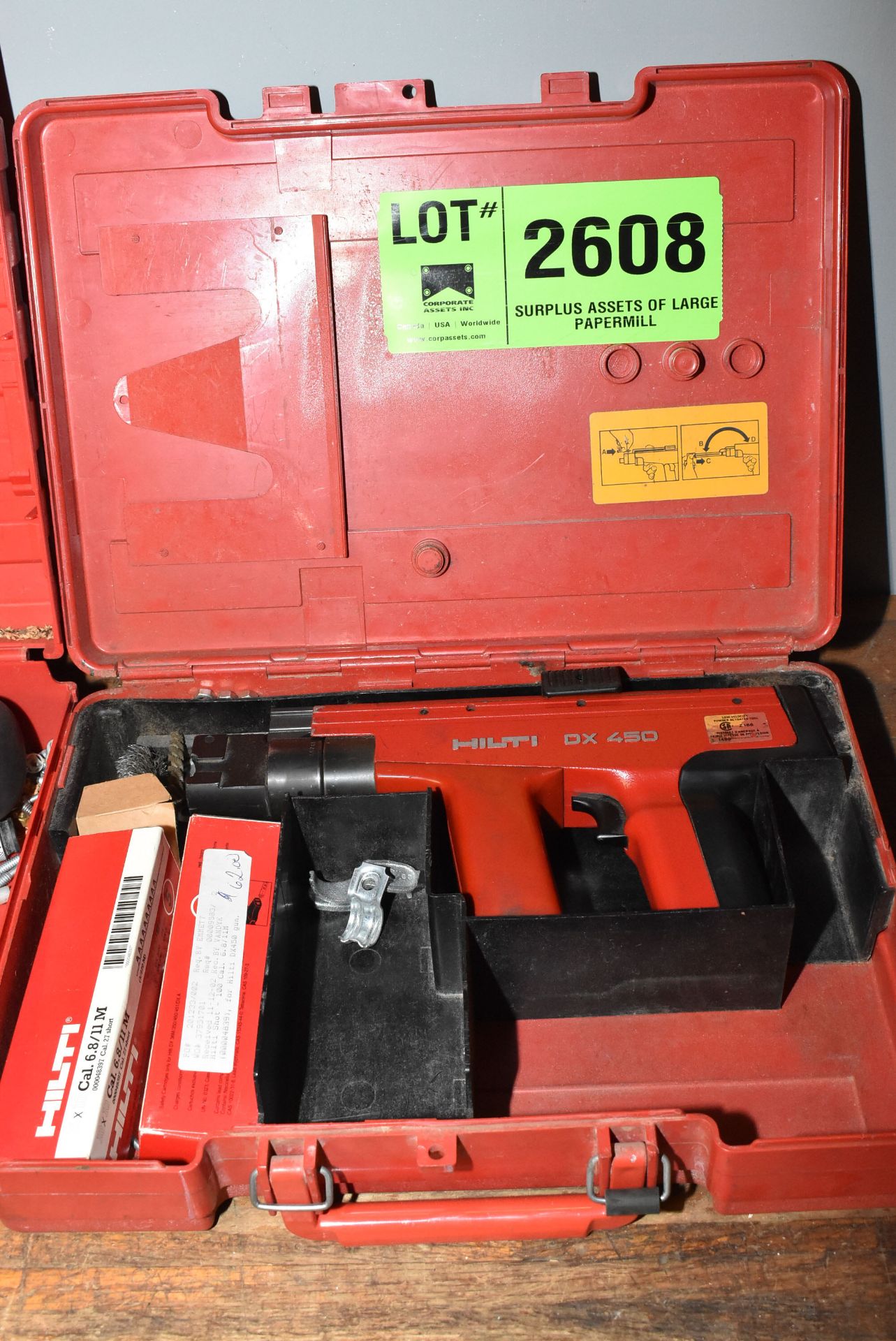 HILTI DX450 SEMI-AUTOMATIC POWER ACTUATED NAIL GUN [RIGGING FEE FOR LOT #2608 - $TBD USD PLUS