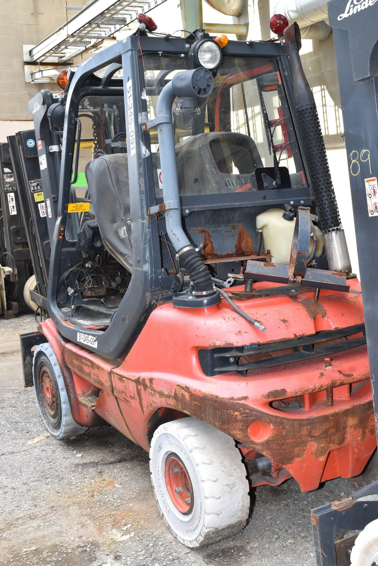 LINDE H25T 3,475 LB. CAPACITY LPG FORKLIFT WITH 183" MAX. LIFT HEIGHT, 2-STAGE MAST, MULTI-SURFACE - Image 4 of 8