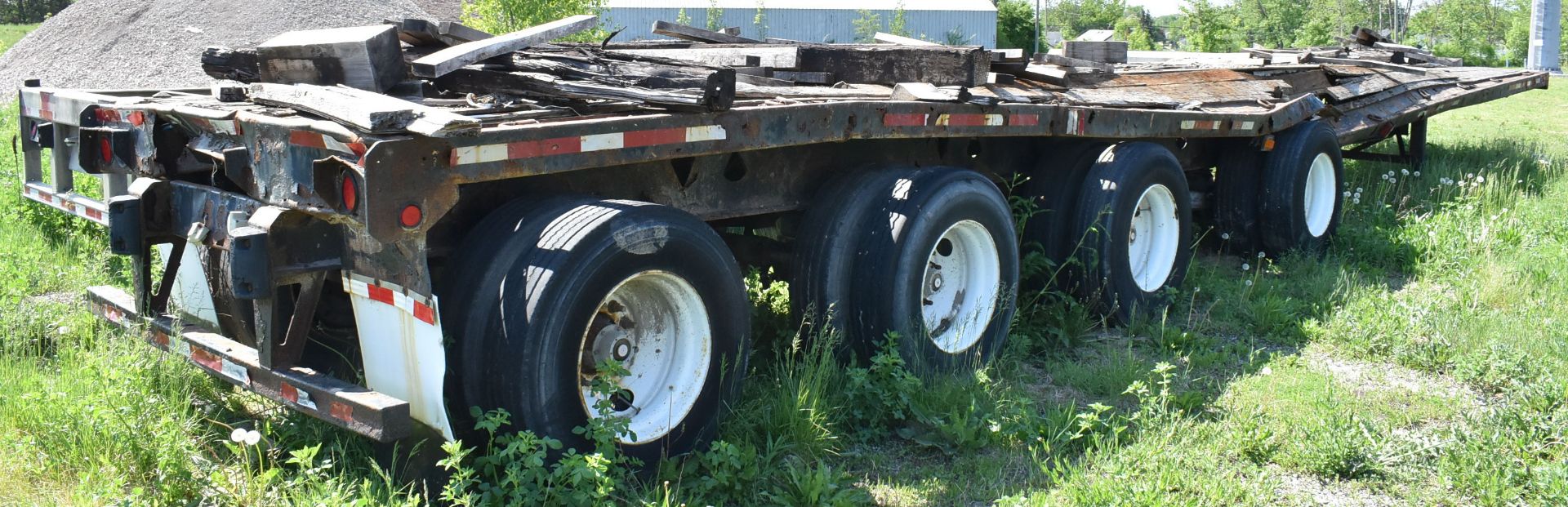 MFG. UNKNOWN 53' TRI-AXLE FLATBED TRAILER, VIN: N/A (NOT PLATED, NO REGISTRATION - PARTS TRAILER) [ - Image 3 of 4