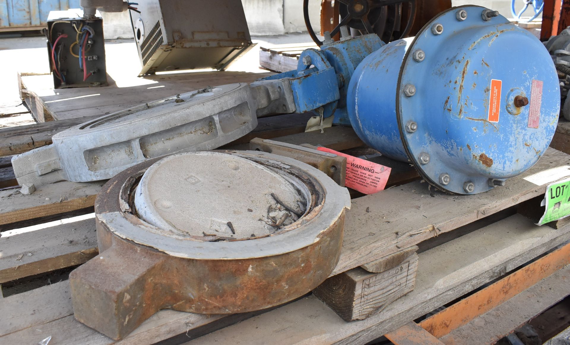 LOT/ CONTENTS OF SHELF - SKID WITH MFG. UNKNOWN 3" KNIFE VALVES, SKID WITH ACTUATED BUTTERFLY - Image 2 of 4