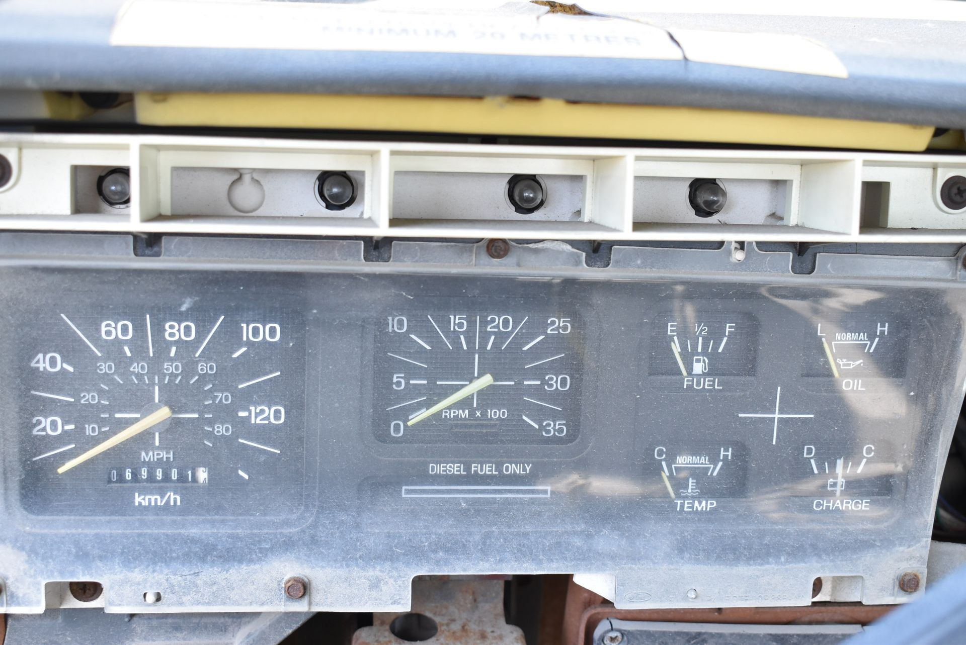 FORD F-800 TRUCK WITH DETROIT DIESEL 8.2L 8 CYLINDER ENGINE, MANUAL TRANSMISSION, RWD, SNOW PLOW - Image 7 of 10