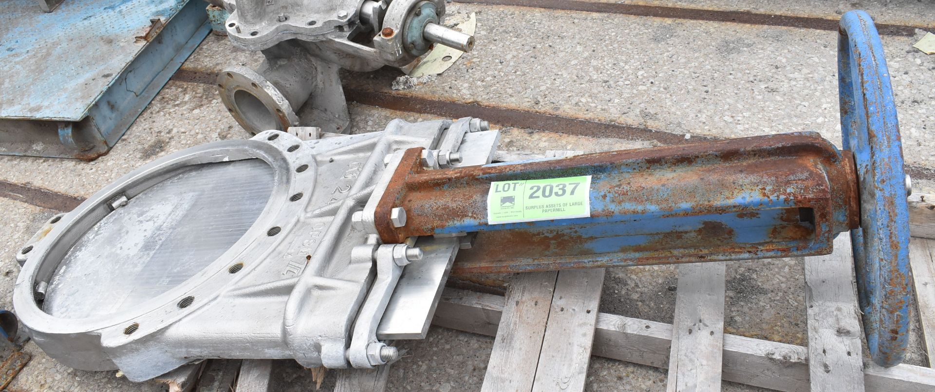 TRUELINE CF8M 24" KNIFE VALVE, S/N: 43CJ4 [RIGGING FEE FOR LOT #2037 - $25 USD PLUS APPLICABLE