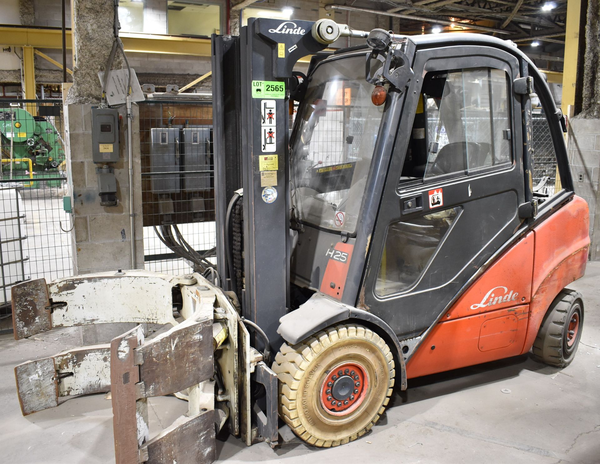 LINDE (2005) H25T 3,410 LB. CAPACITY LPG FORKLIFT WITH 183.5" MAX. LIFT HEIGHT, 2-STAGE MAST, - Image 3 of 17