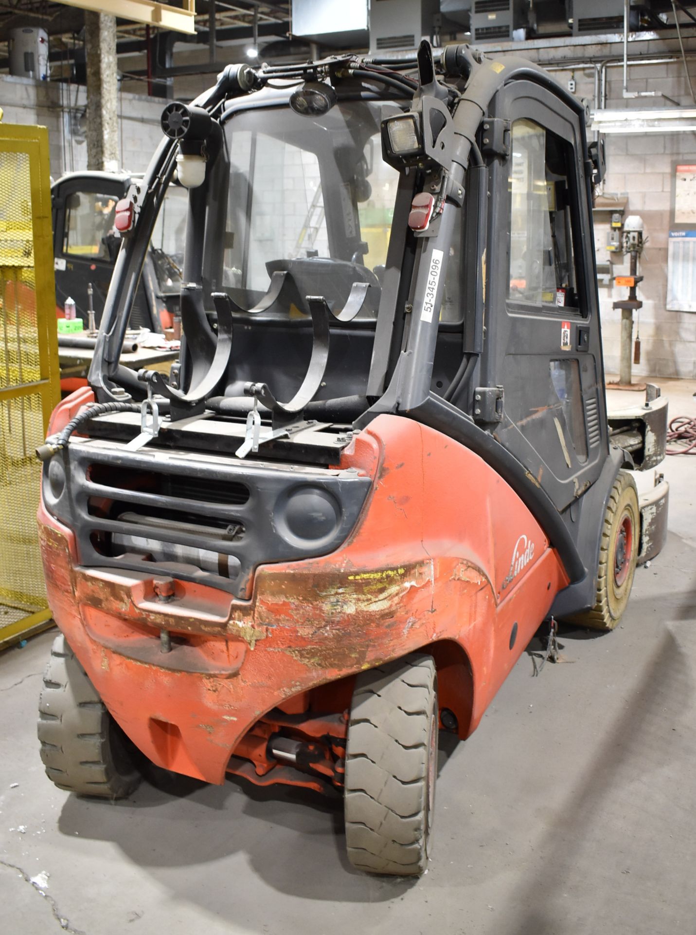 LINDE (2005) H25T 3,410 LB. CAPACITY LPG FORKLIFT WITH 183.5" MAX. LIFT HEIGHT, 2-STAGE MAST, - Image 6 of 17