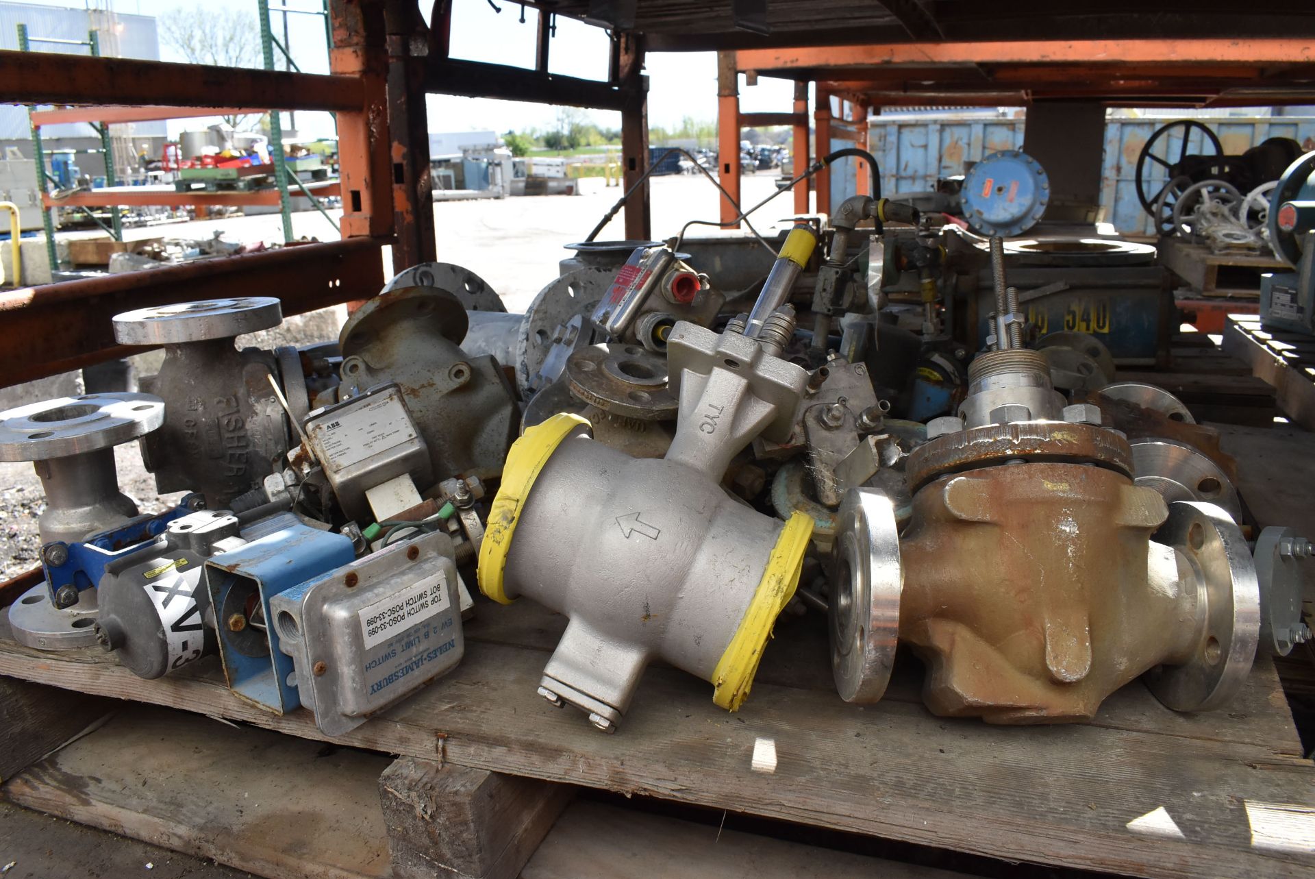 LOT/ CONTENTS OF SHELF - SKID WITH KNIFE VALVES & FISHER ACTUATED VALVE, SKID WITH FISHER & NELES - Image 5 of 6