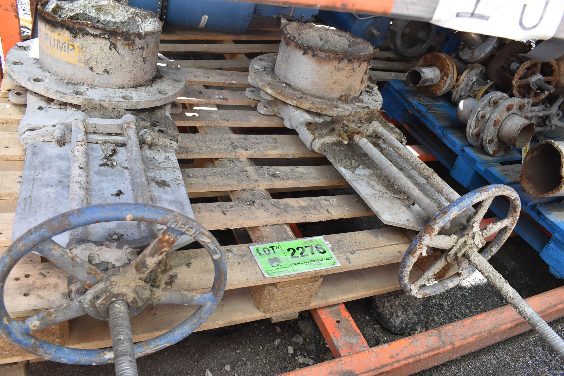 LOT/ CONTENTS OF SHELF - (2) MFG. UNKNOWN 12" KNIFE VALVES, SKID WITH BUTTERFLY & KNIFE VALVES - - Image 2 of 5