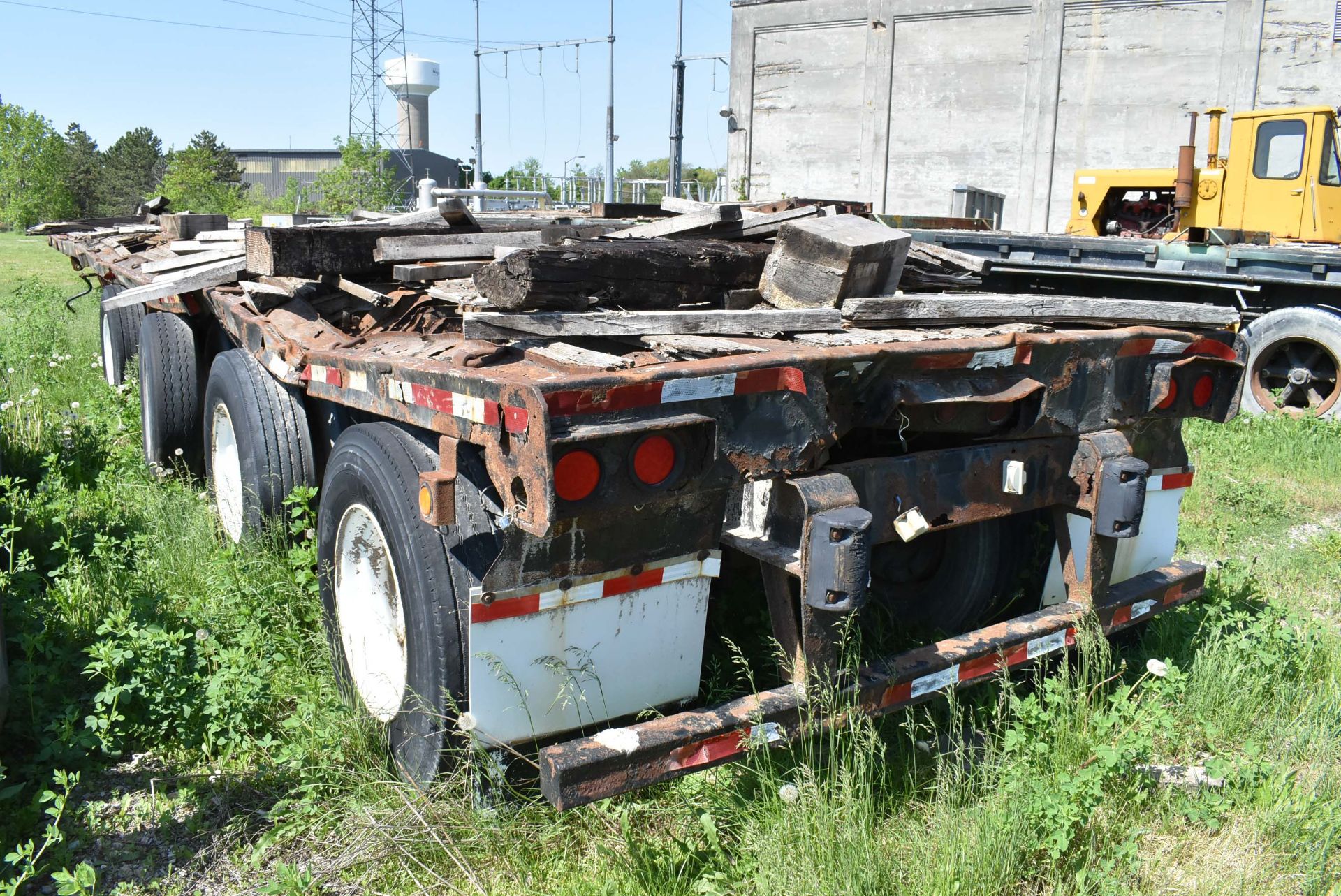 MFG. UNKNOWN 53' TRI-AXLE FLATBED TRAILER, VIN: N/A (NOT PLATED, NO REGISTRATION - PARTS TRAILER) [ - Image 4 of 4