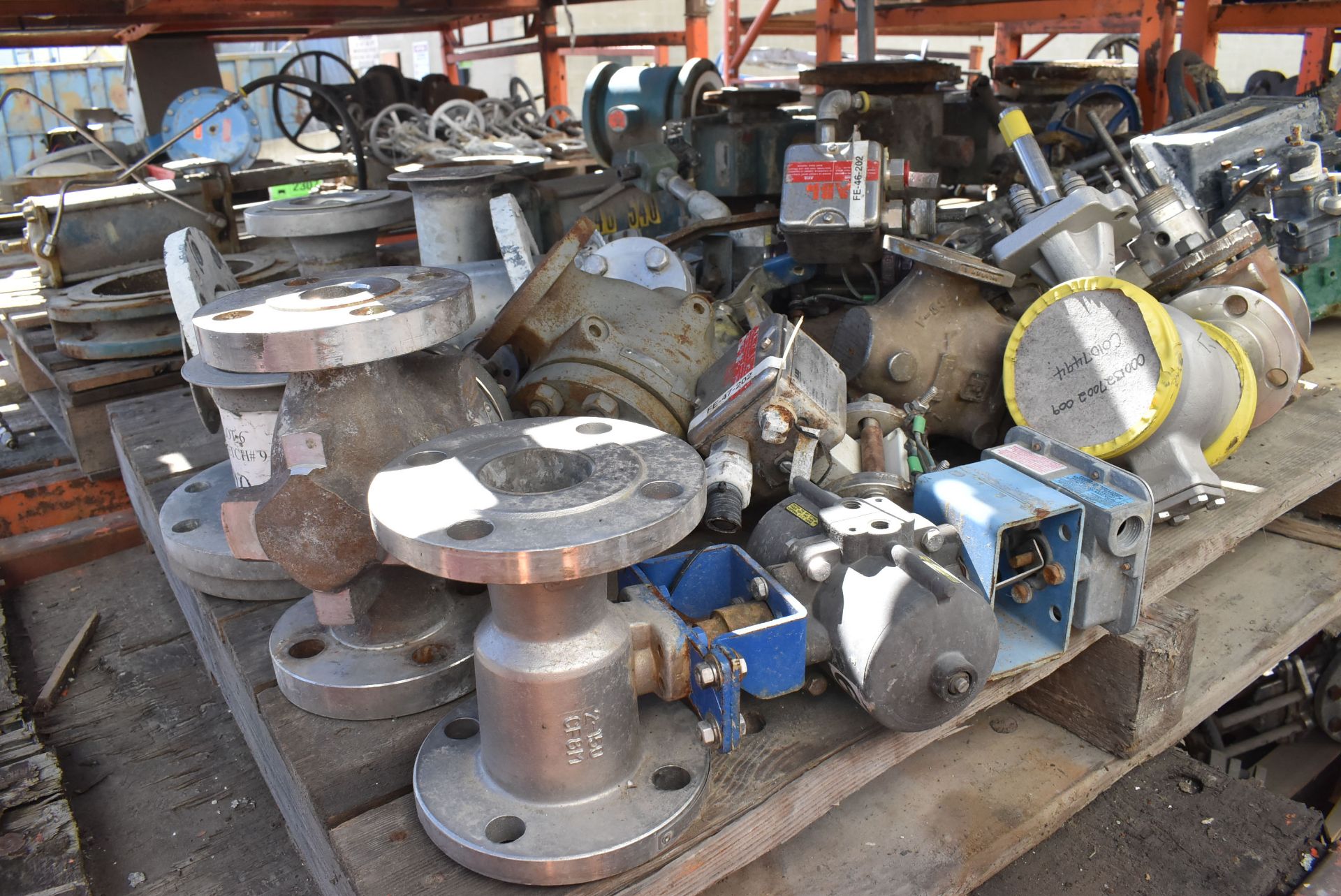 LOT/ CONTENTS OF SHELF - SKID WITH KNIFE VALVES & FISHER ACTUATED VALVE, SKID WITH FISHER & NELES - Image 6 of 6