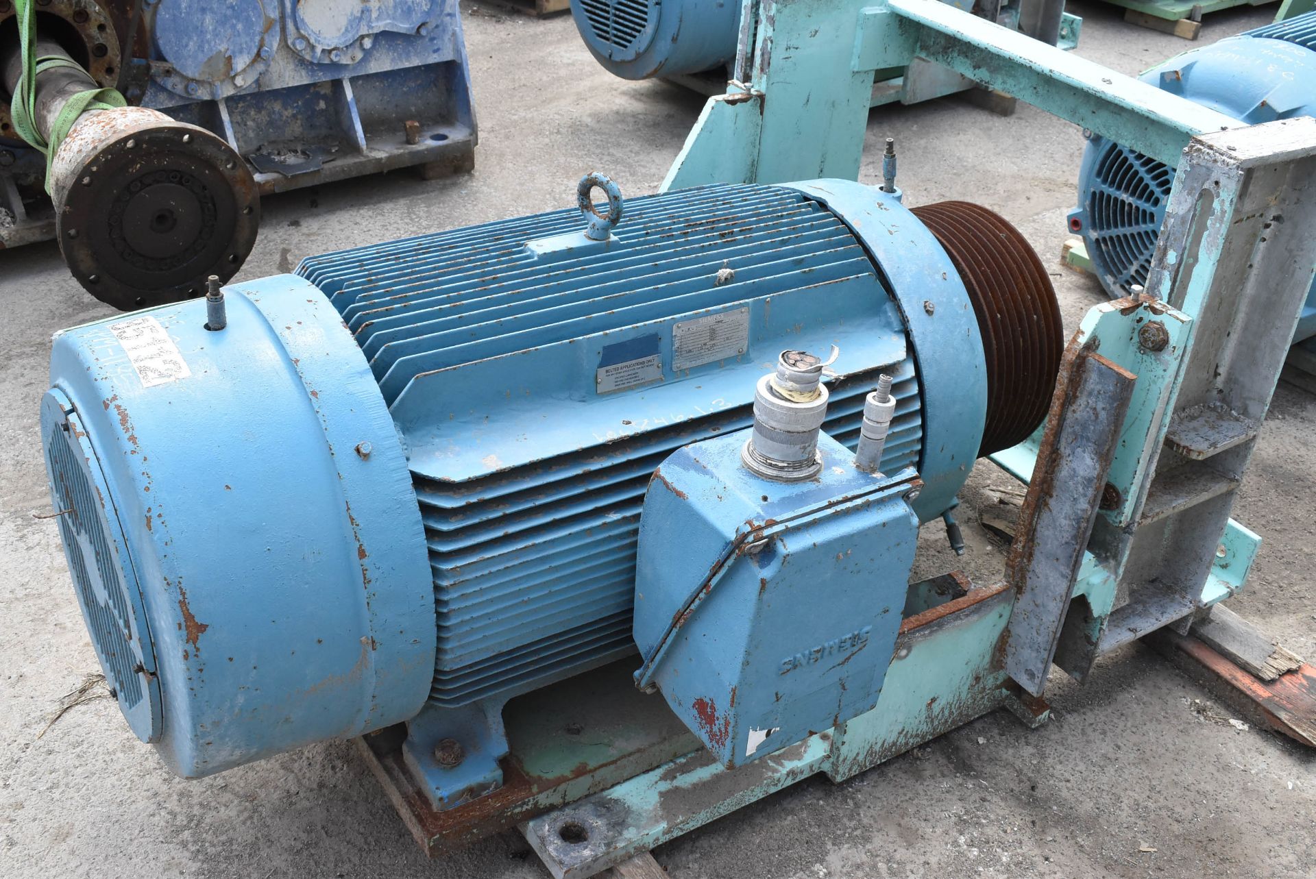 SIEMENS 200 HP ELECTRIC MOTOR WITH 1185 RPM/575V/3PH/60HZ, S/N: N/A (CI) [RIGGING FEE FOR LOT # - Image 2 of 3