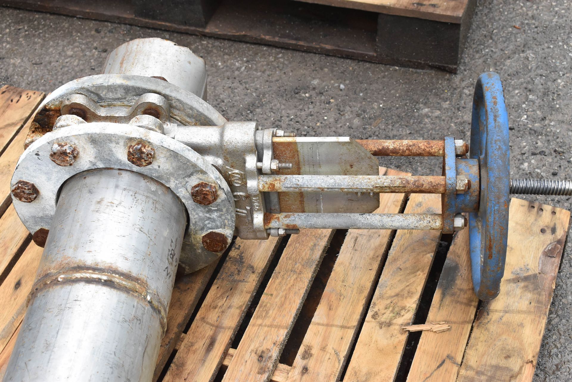 LOT/ TRUELINE 6" KNIFE VALVE WITH PIPING [RIGGING FEE FOR LOT #2058 - $25 USD PLUS APPLICABLE - Image 3 of 3