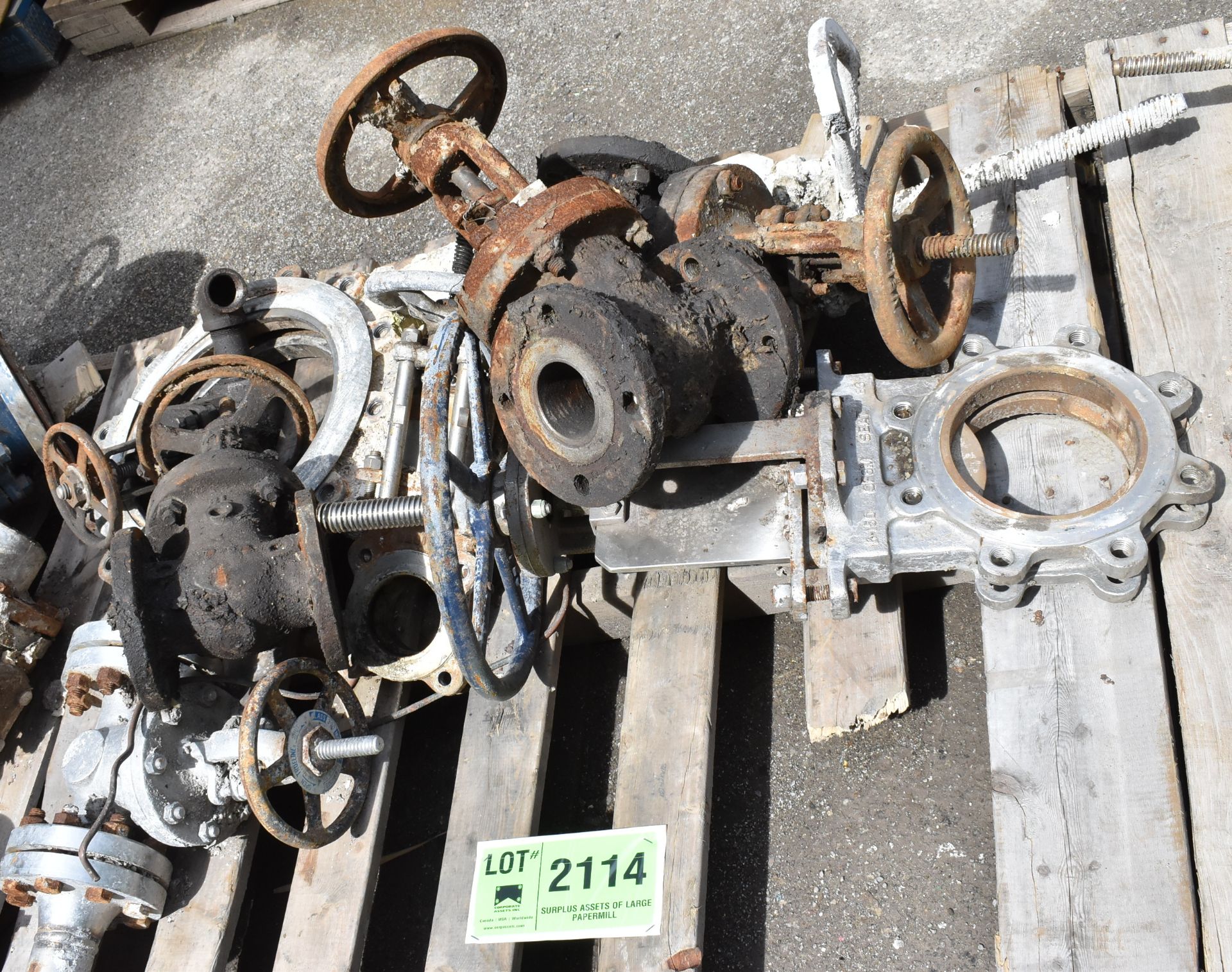 LOT/ MFG. UNKNOWN BUTTERFLY VALVES & KNIFE VALVES [RIGGING FEE FOR LOT #2114 - $25 USD PLUS