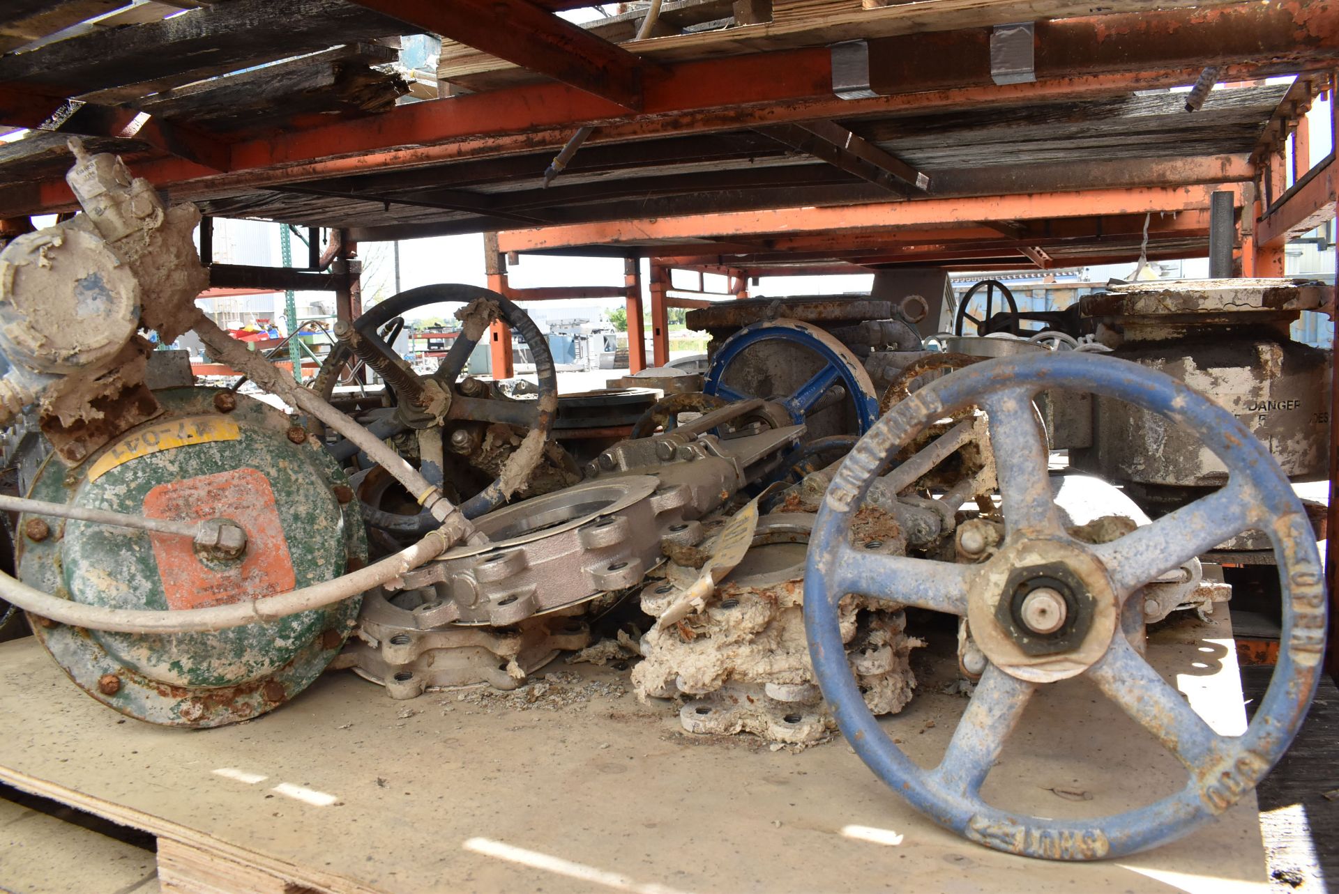 LOT/ CONTENTS OF SHELF - SKID WITH KNIFE VALVES & FISHER ACTUATED VALVE, SKID WITH FISHER & NELES - Image 2 of 6