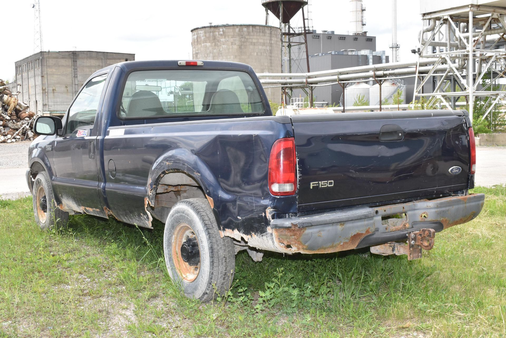 FORD (2003) F-250 PICKUP TRUCK WITH 5.4L 8 CYLINDER GASOLINE ENGINE, AUTOMATIC TRANSMISSION, RWD, - Image 5 of 10