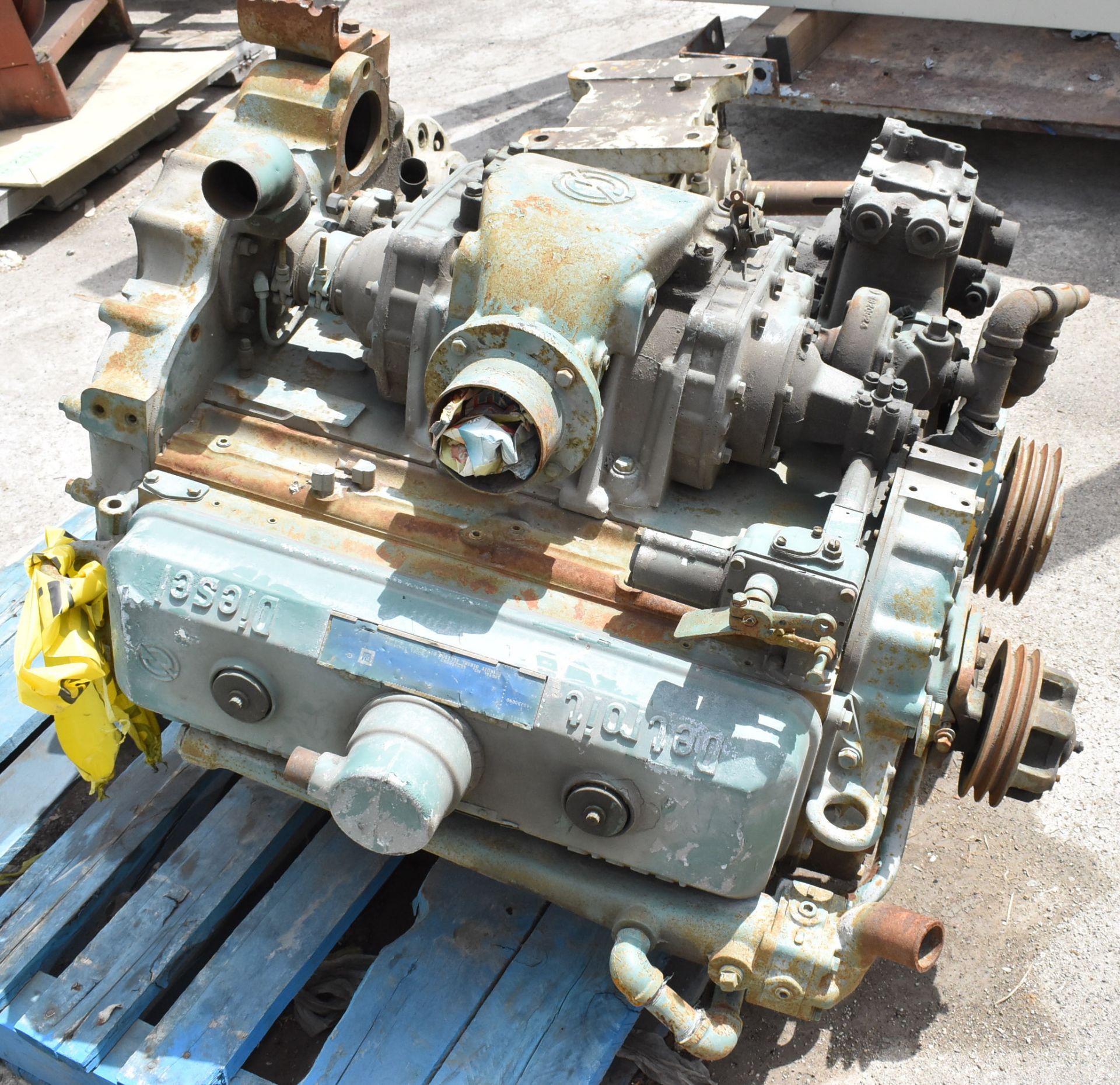 LOT/ GM DETROIT DIESEL ENGINE & MFG. UNKNOWN GEARBOX [RIGGING FEE FOR LOT #2407 - $25 USD PLUS - Image 3 of 5