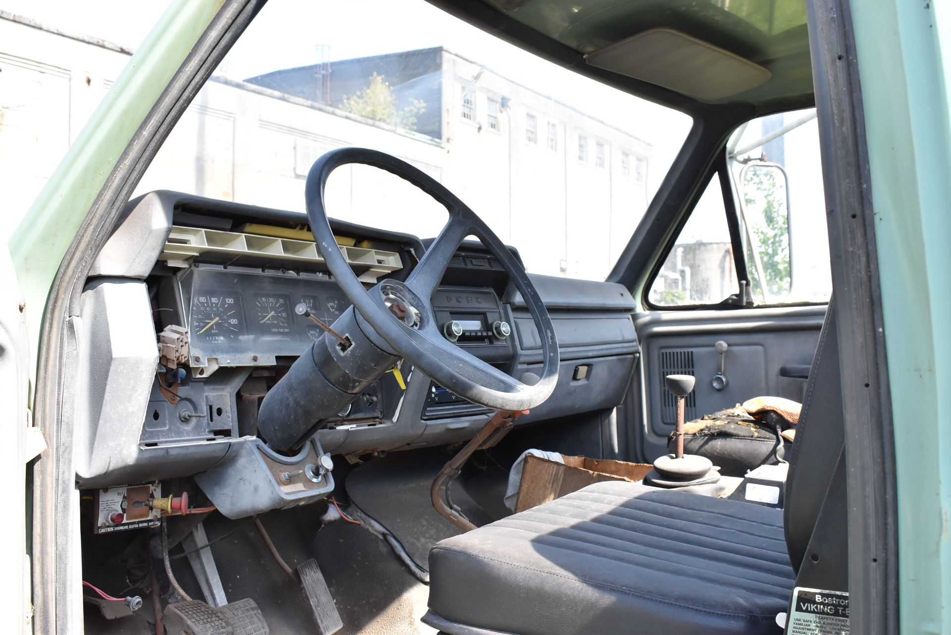 FORD F-800 TRUCK WITH DETROIT DIESEL 8.2L 8 CYLINDER ENGINE, MANUAL TRANSMISSION, RWD, SNOW PLOW - Image 5 of 10