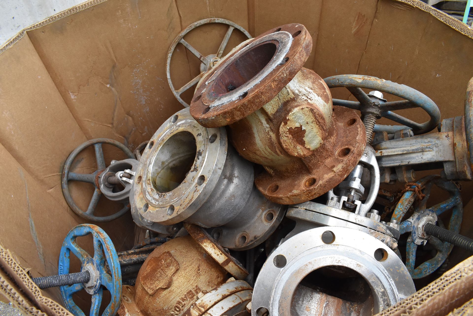 LOT/ GAYLORD WITH CONTENTS - BALL VALVES - VARIOUS SIZES [RIGGING FEE FOR LOT #2139 - $25 USD PLUS - Image 2 of 2