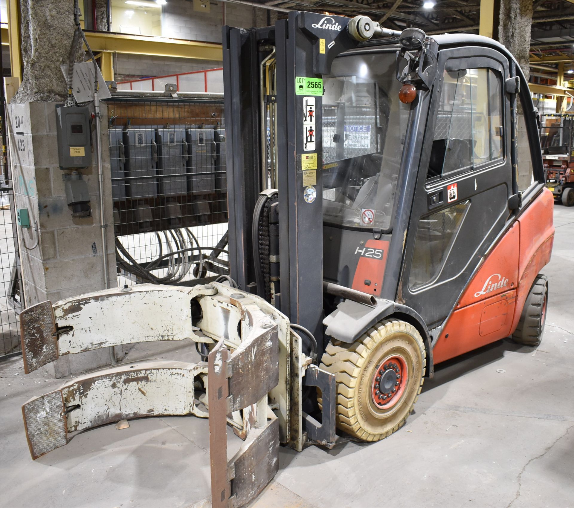 LINDE (2005) H25T 3,410 LB. CAPACITY LPG FORKLIFT WITH 183.5" MAX. LIFT HEIGHT, 2-STAGE MAST,